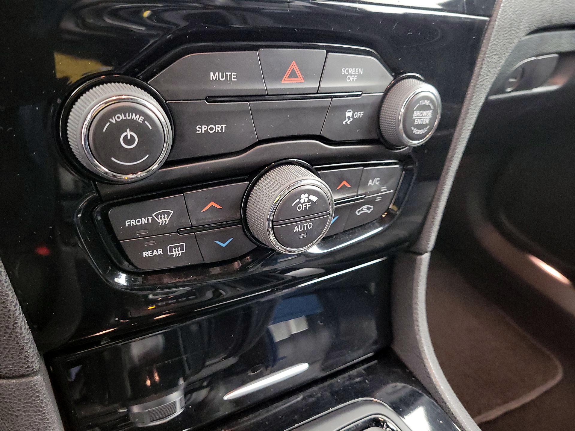 Thumbnail: 2019 Chrysler 300 - 16