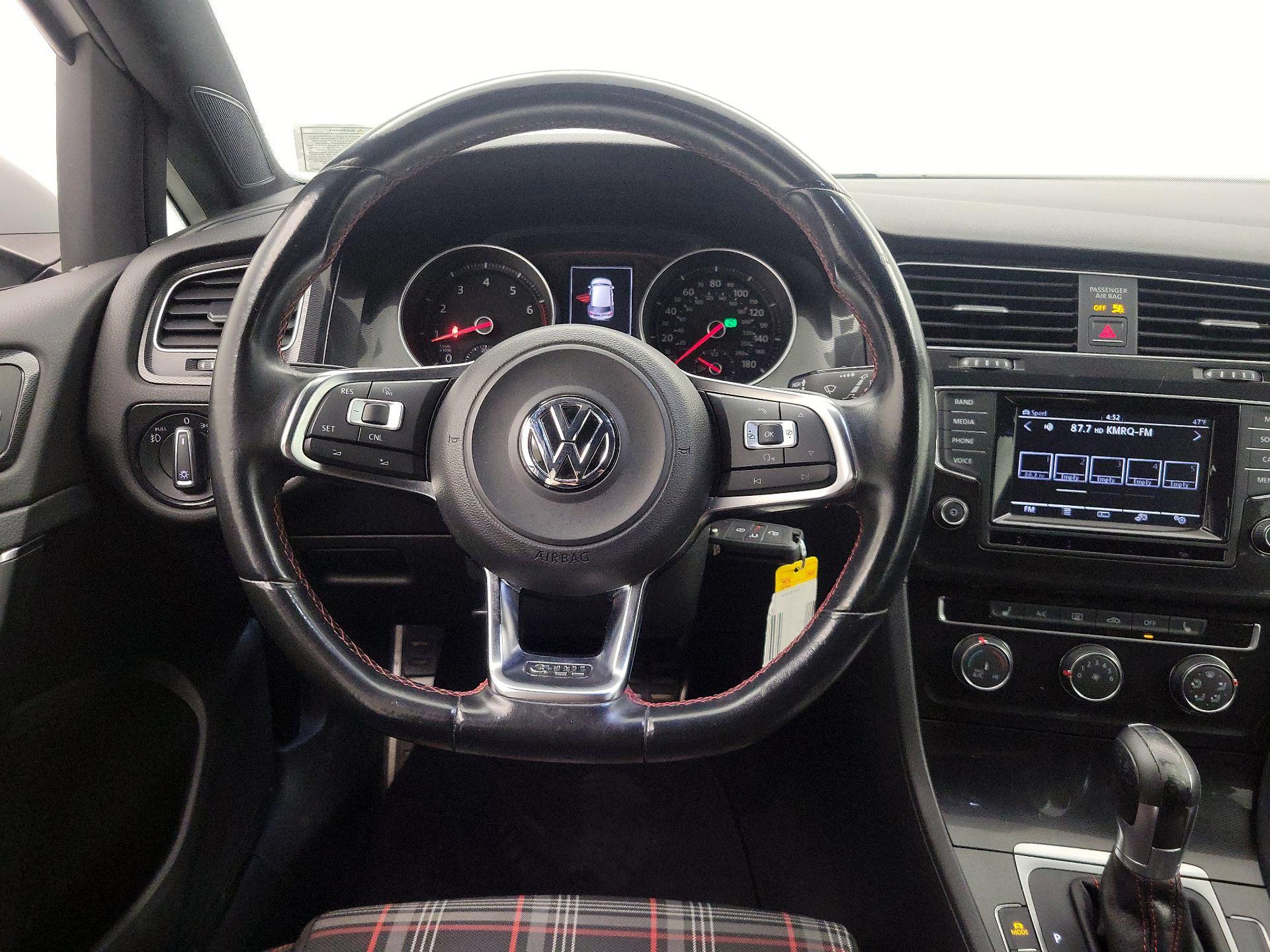Thumbnail: 2015 Volkswagen Golf - 10