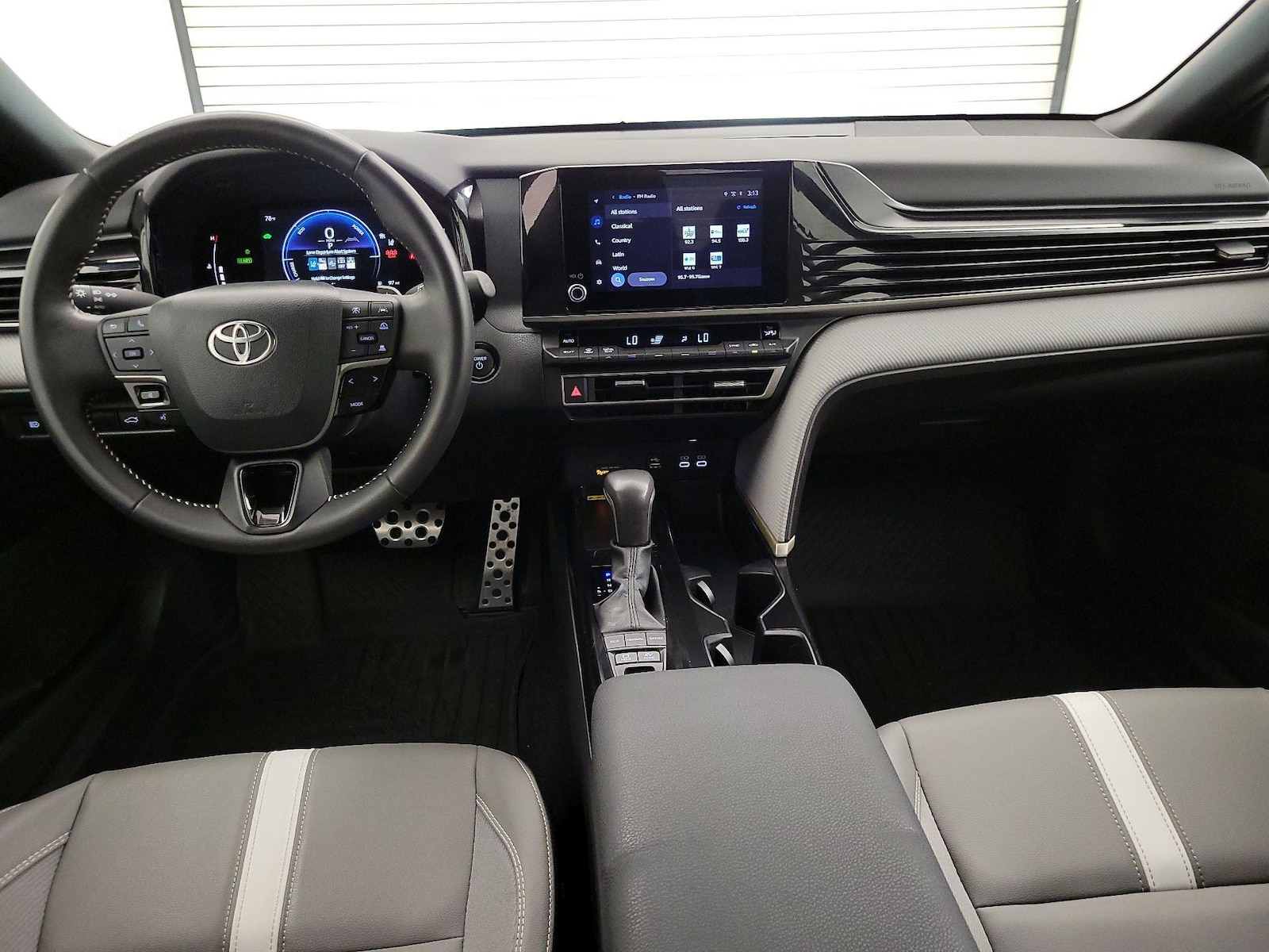 2025 Toyota Camry SE - Photo 10