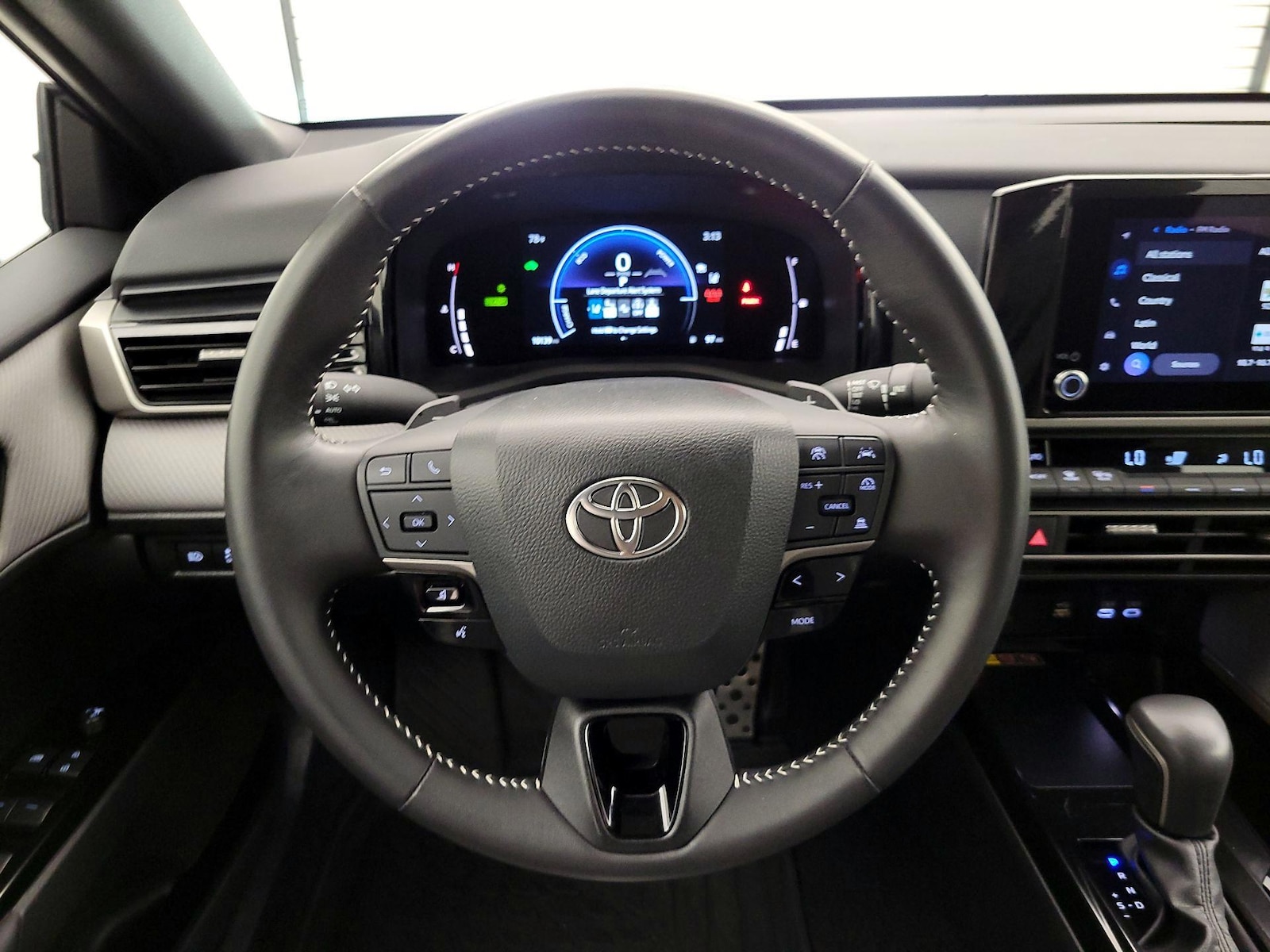 2025 Toyota Camry SE - Photo 11