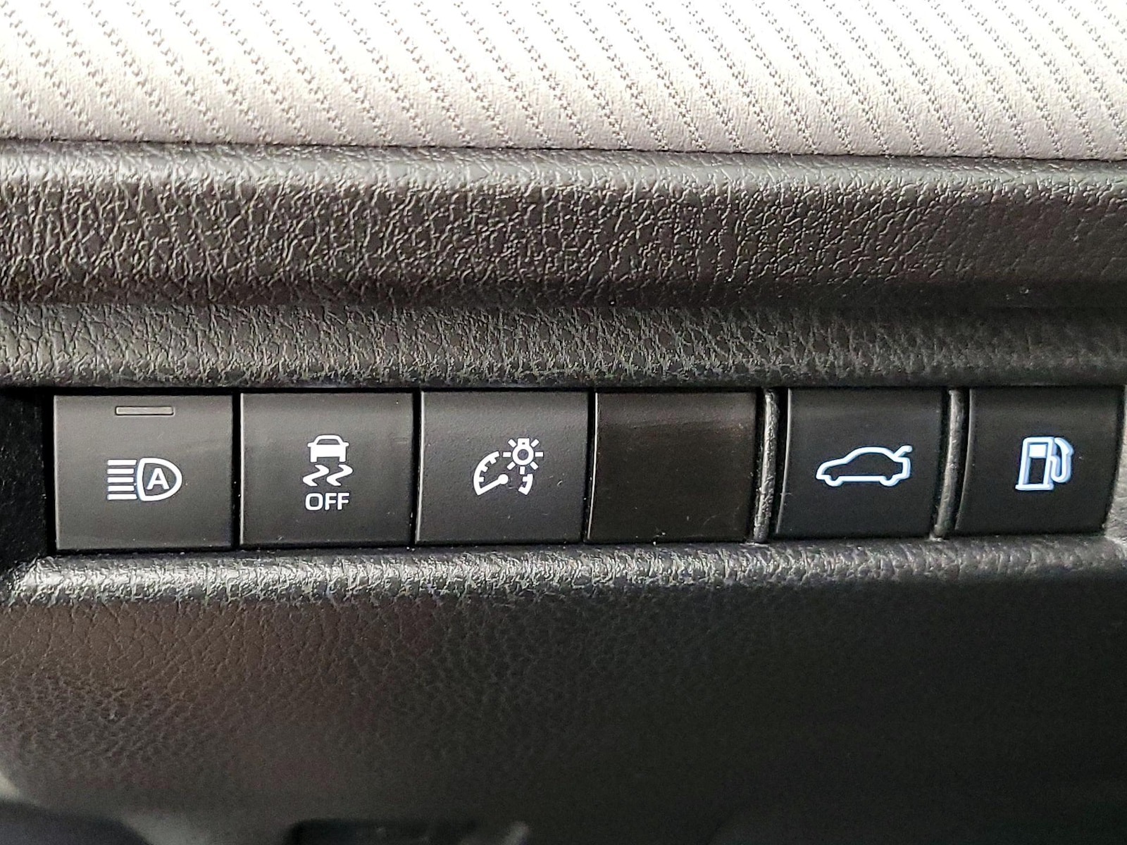2025 Toyota Camry SE - Photo 14