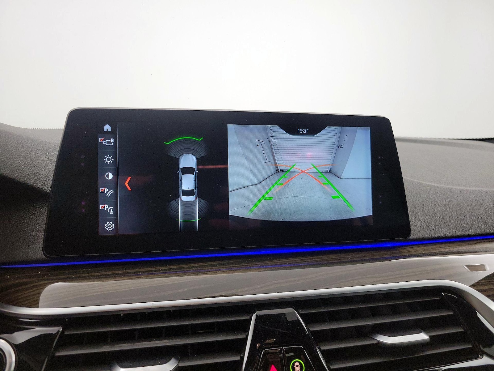 2018 BMW 5 Series 530e - Photo 16