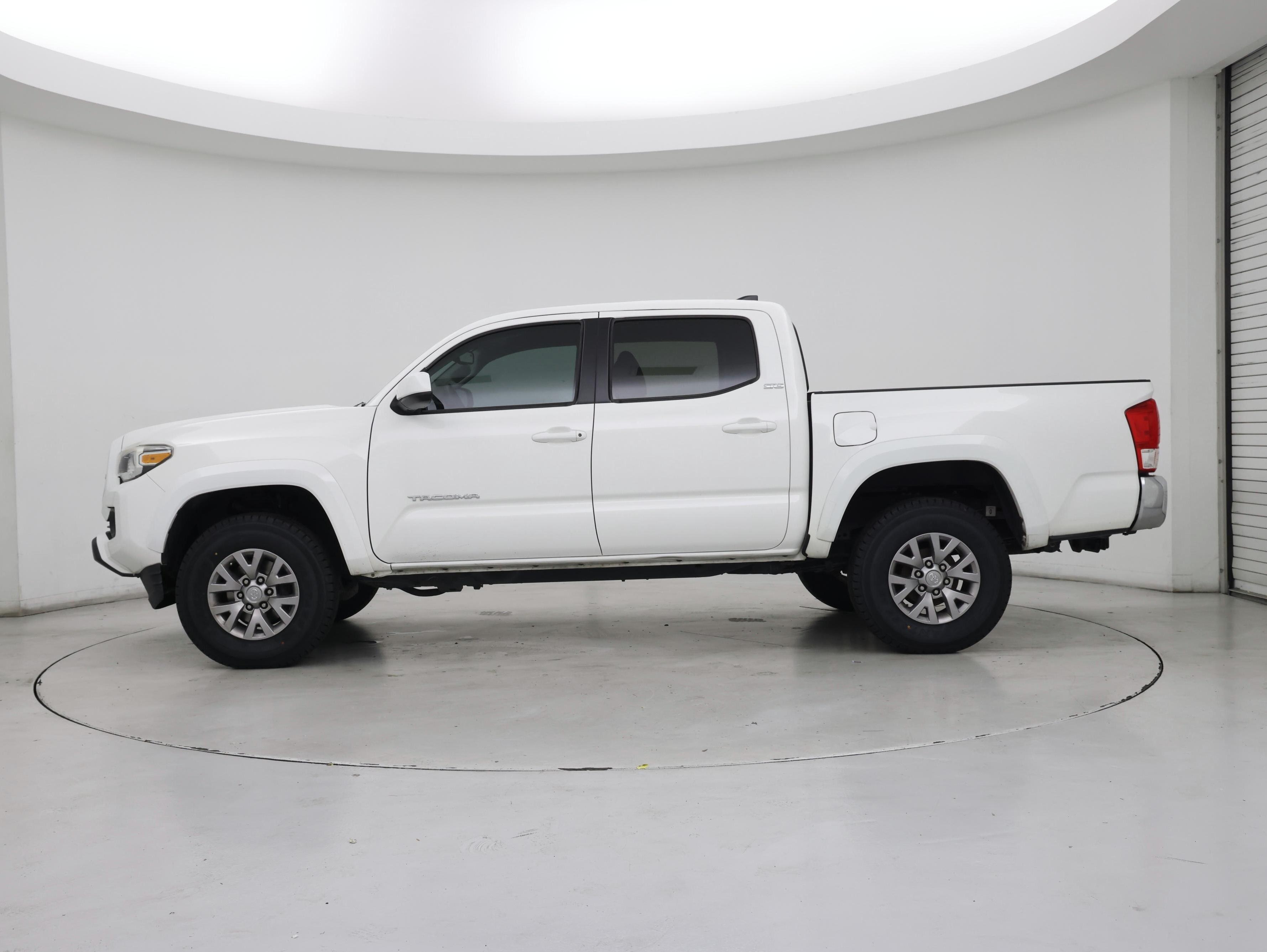 Thumbnail: 2017 Toyota Tacoma - 3