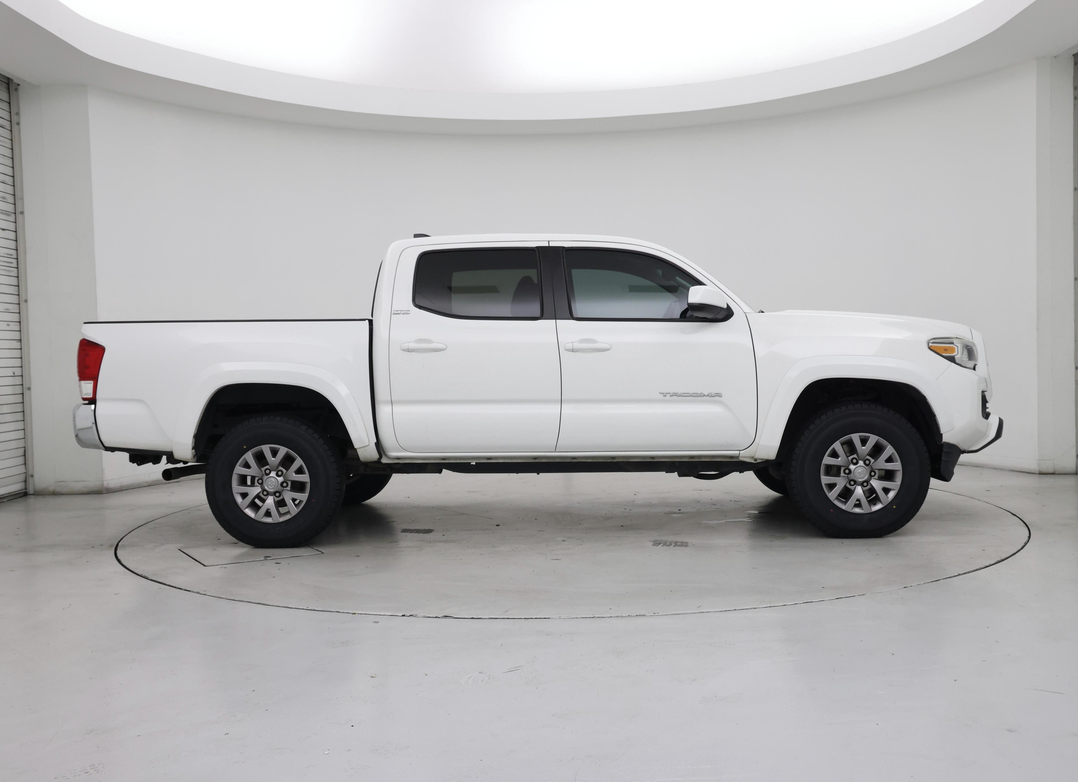 Thumbnail: 2017 Toyota Tacoma - 7