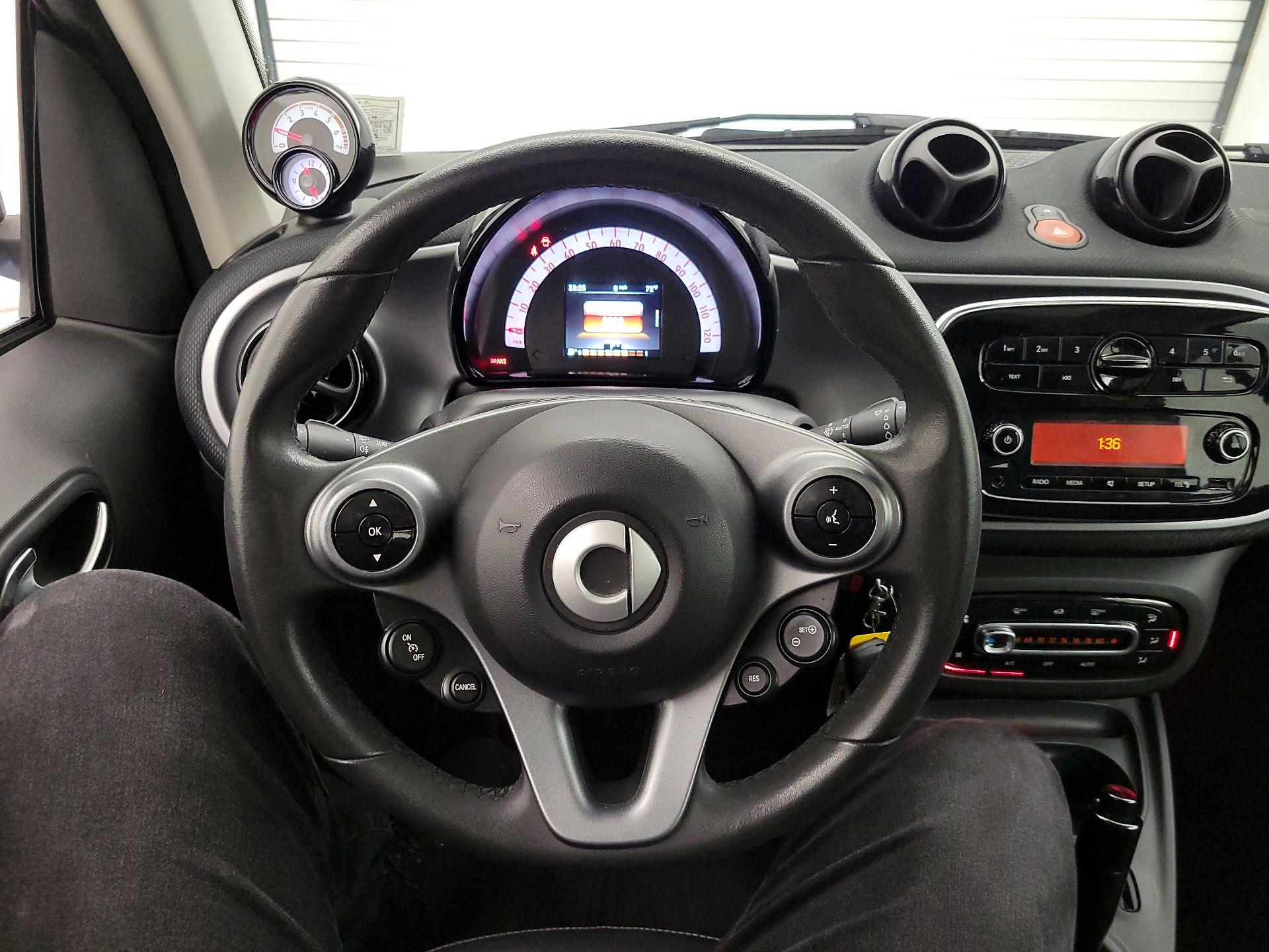 Thumbnail: 2016 smart fortwo - 10
