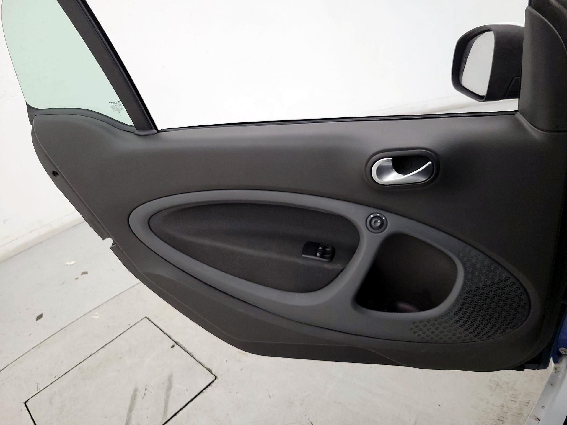 Thumbnail: 2016 smart fortwo - 12