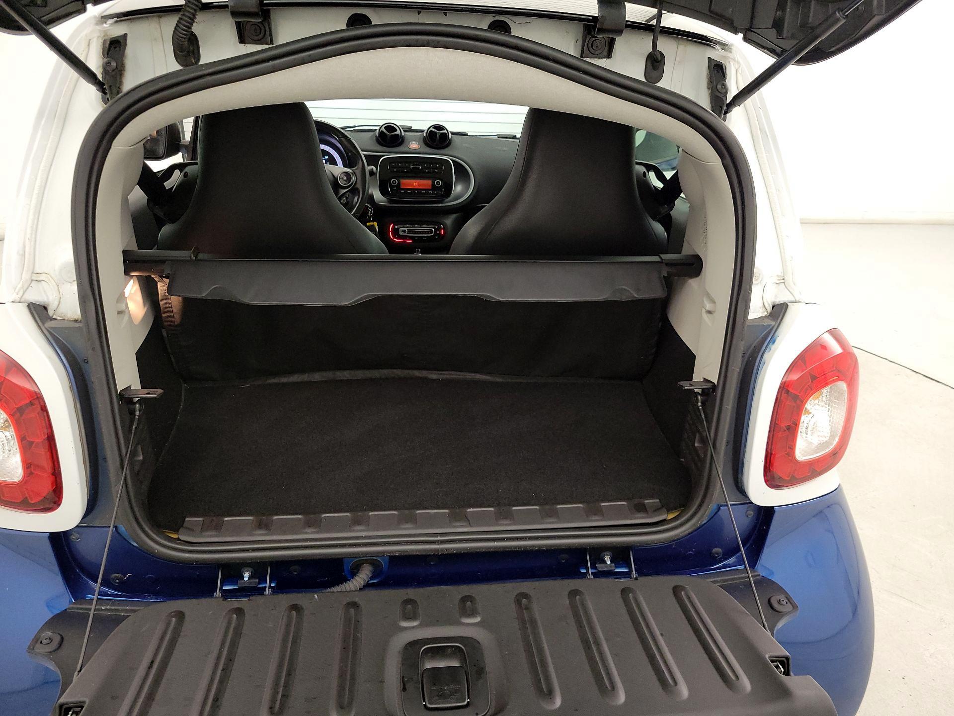 Thumbnail: 2016 smart fortwo - 19