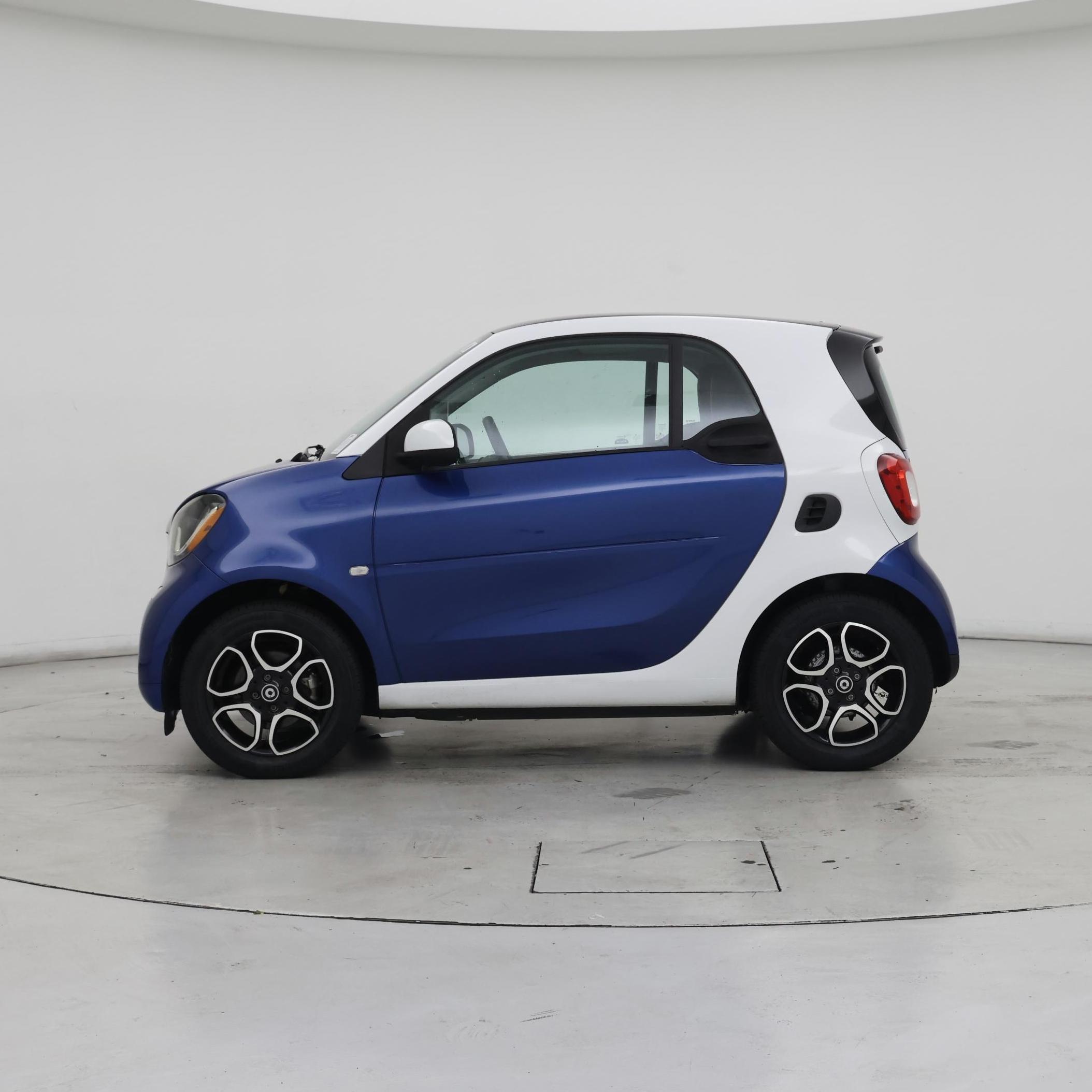 Thumbnail: 2016 smart fortwo - 3