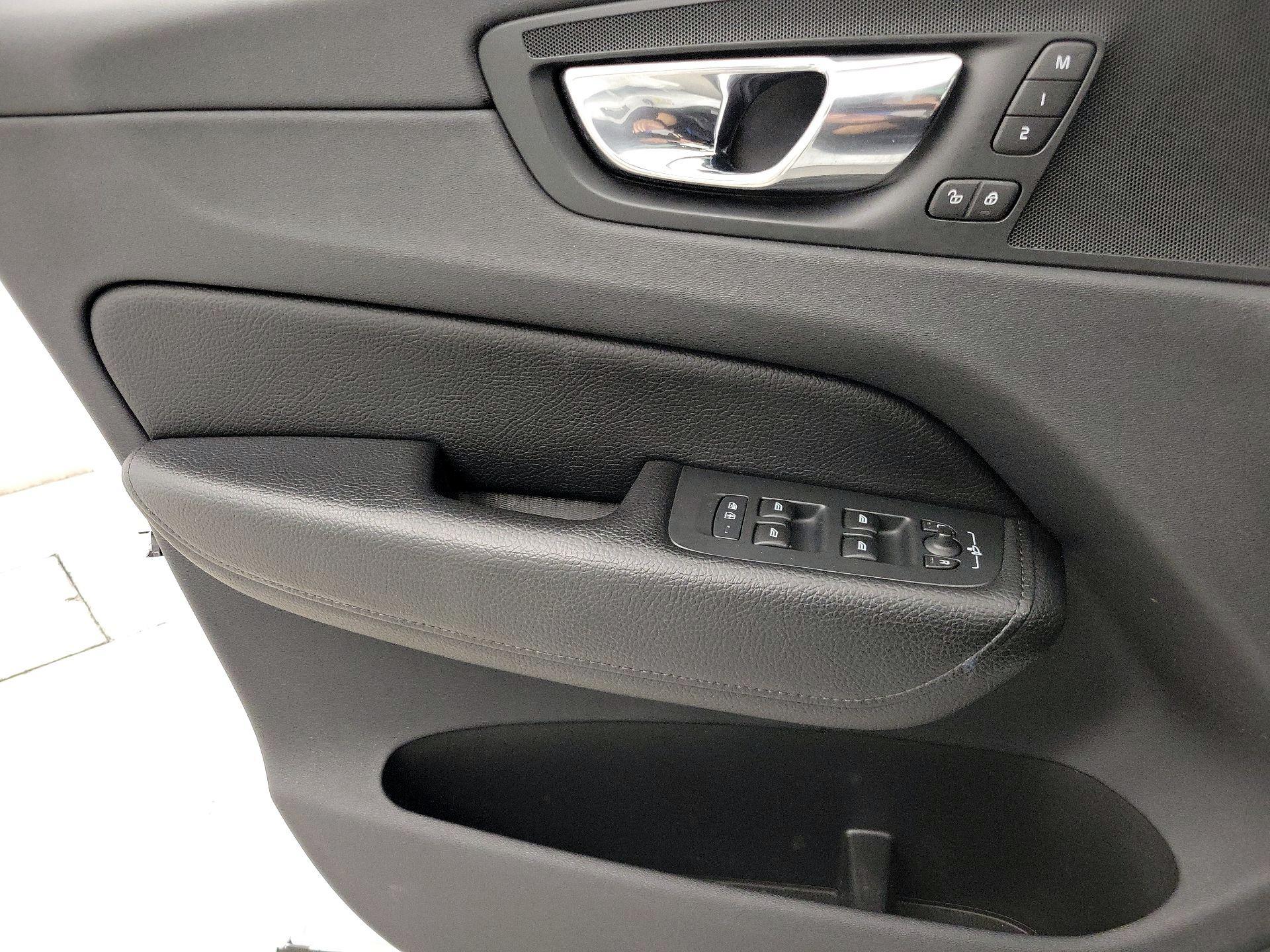 Thumbnail: 2019 Volvo XC60 - 12