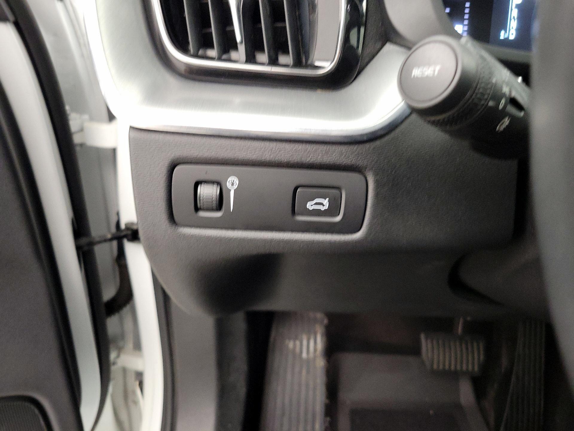 Thumbnail: 2019 Volvo XC60 - 13