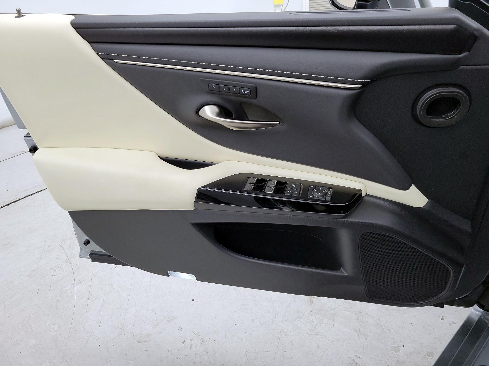 Thumbnail: 2022 Lexus ES - 12