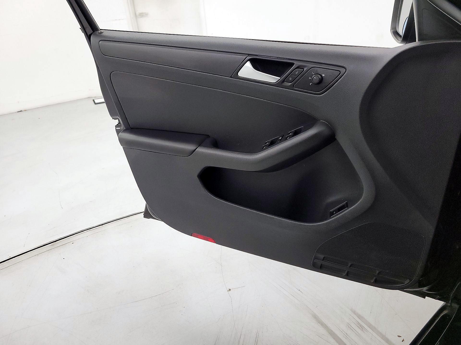 Thumbnail: 2016 Volkswagen Jetta - 12