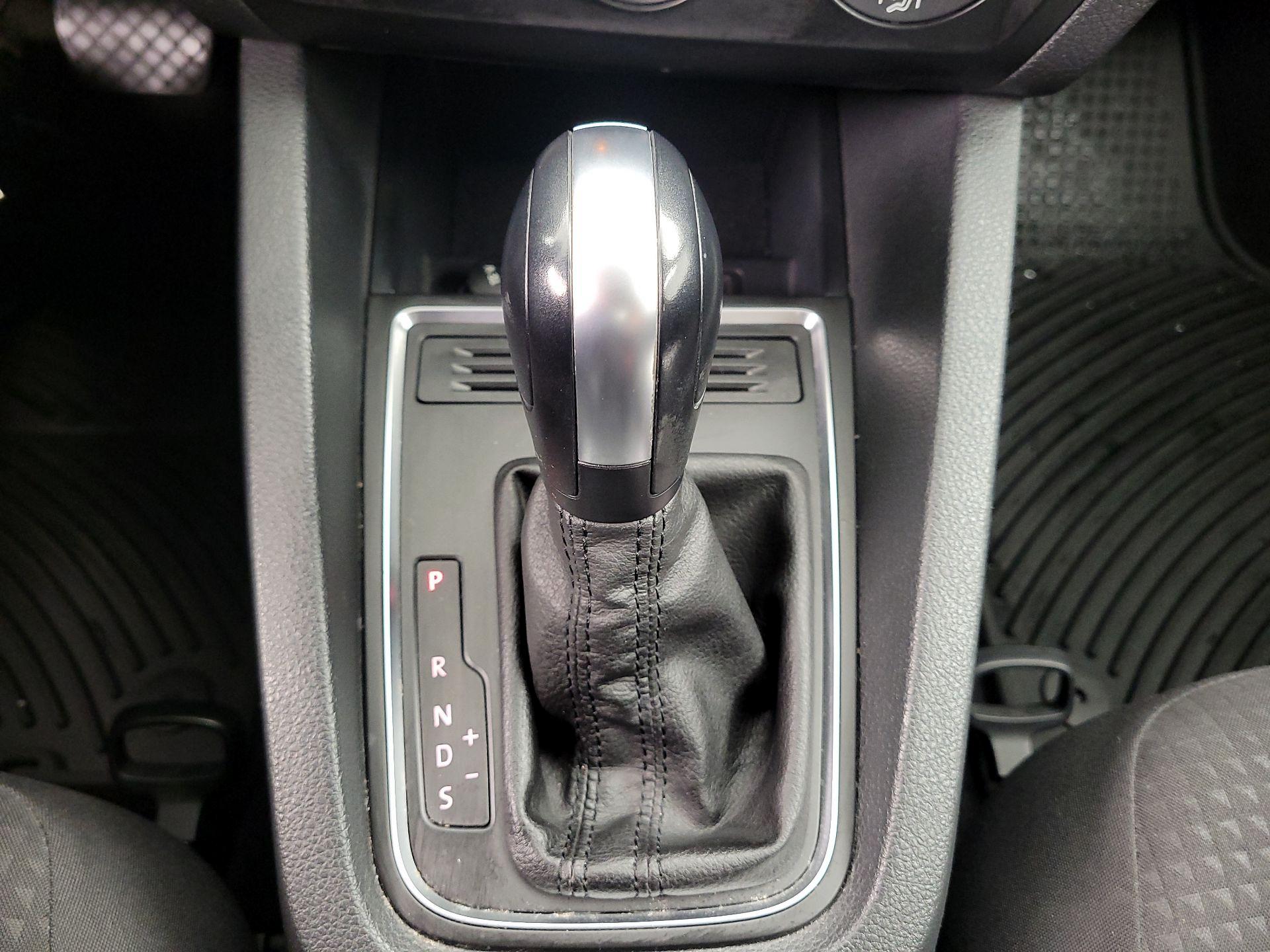 Thumbnail: 2016 Volkswagen Jetta - 16