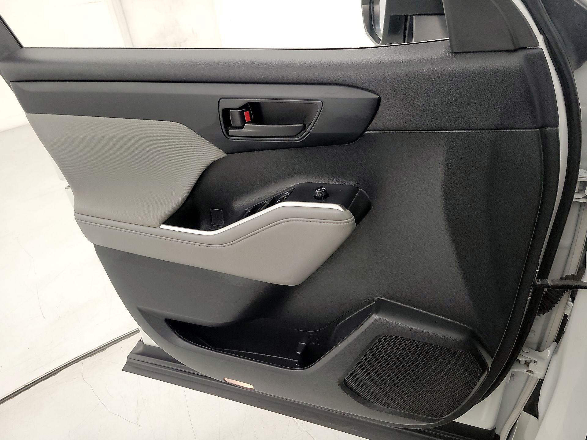 Thumbnail: 2023 Toyota Highlander - 12