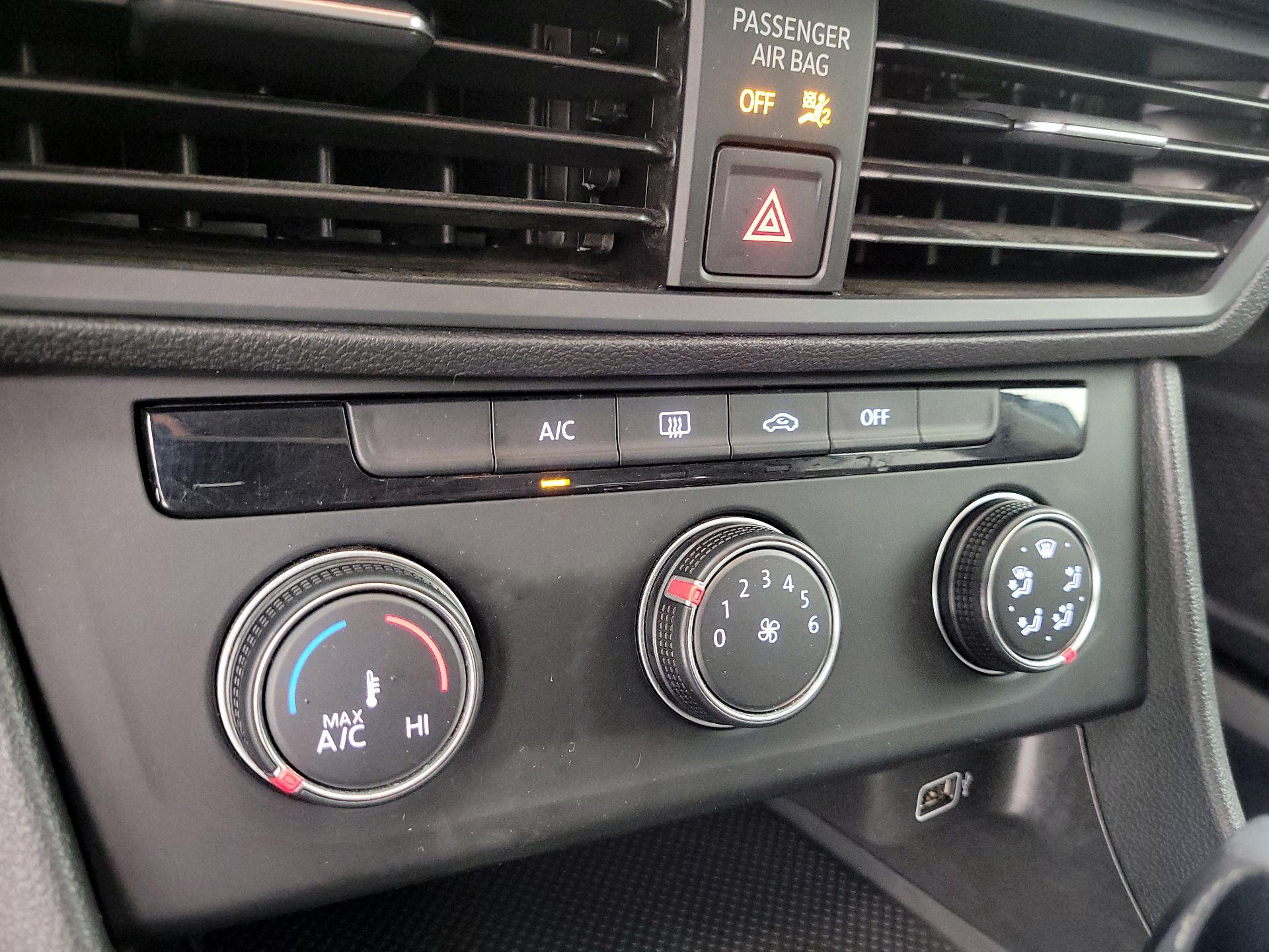 Thumbnail: 2019 Volkswagen Jetta - 16