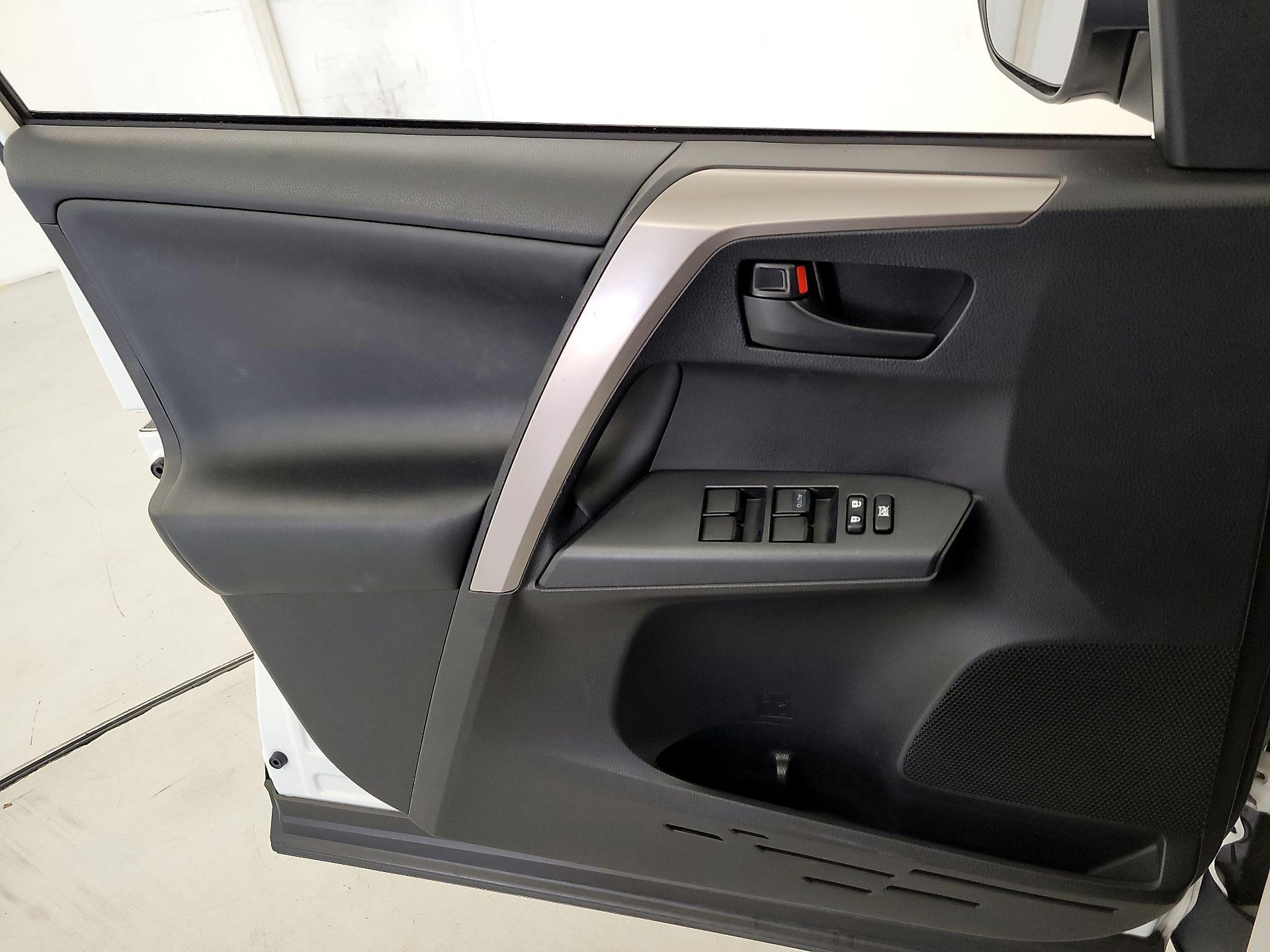 Thumbnail: 2018 Toyota RAV4 - 12