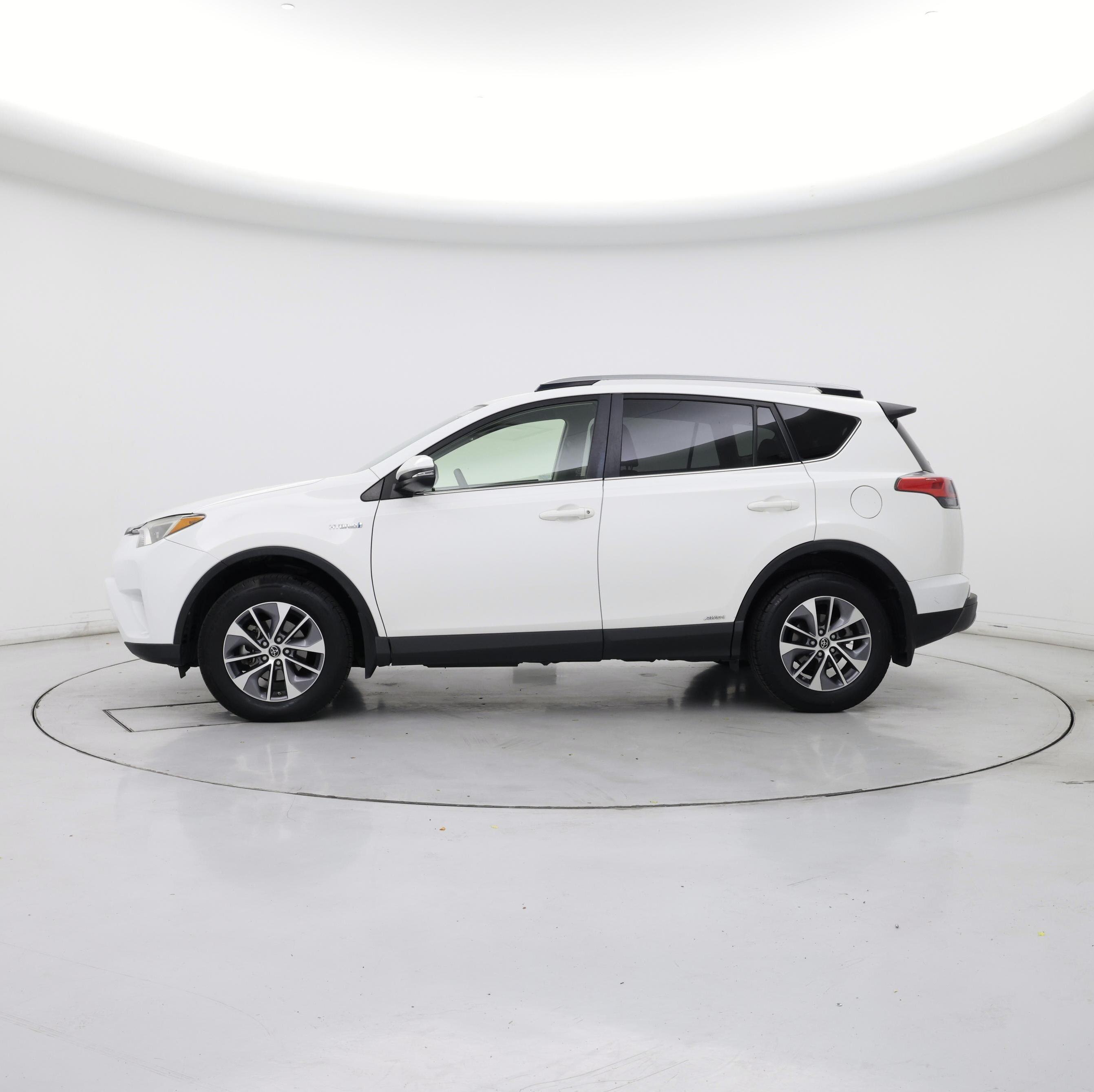 Thumbnail: 2018 Toyota RAV4 - 3