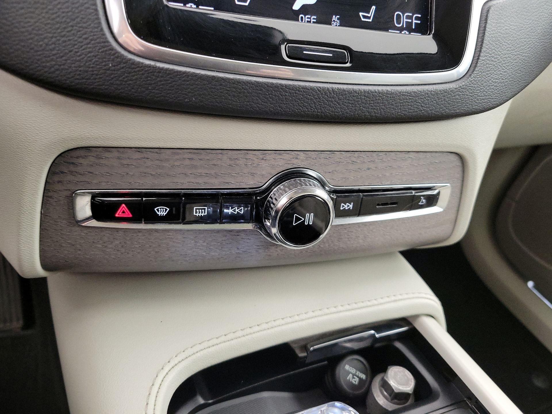 Thumbnail: 2022 Volvo XC90 - 15