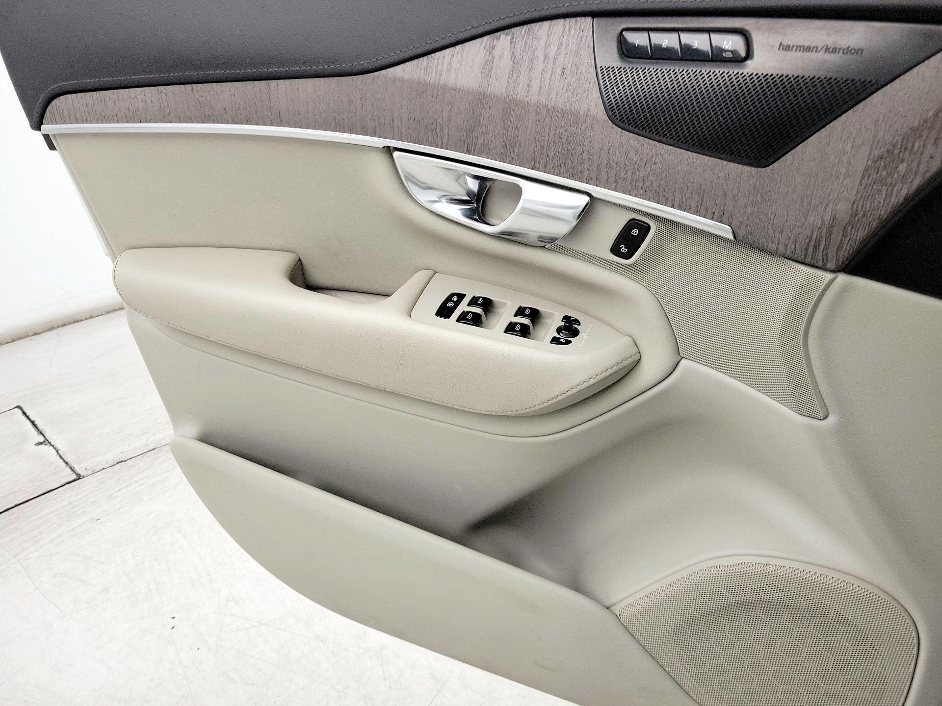 Thumbnail: 2022 Volvo XC90 - 17