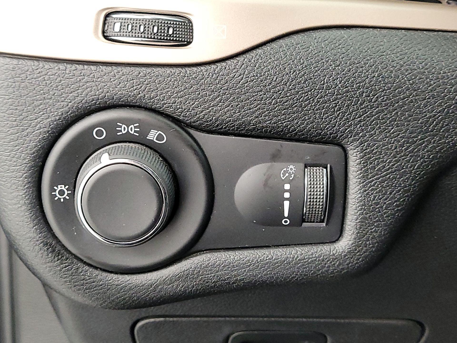 Thumbnail: 2017 Jeep Cherokee - 13