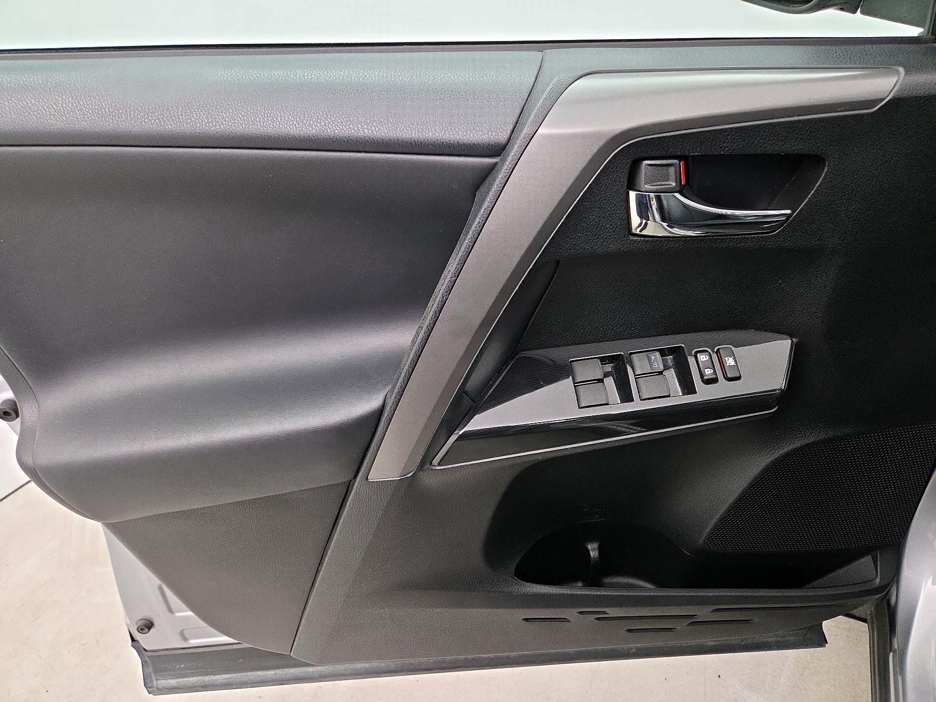 Thumbnail: 2016 Toyota RAV4 - 12