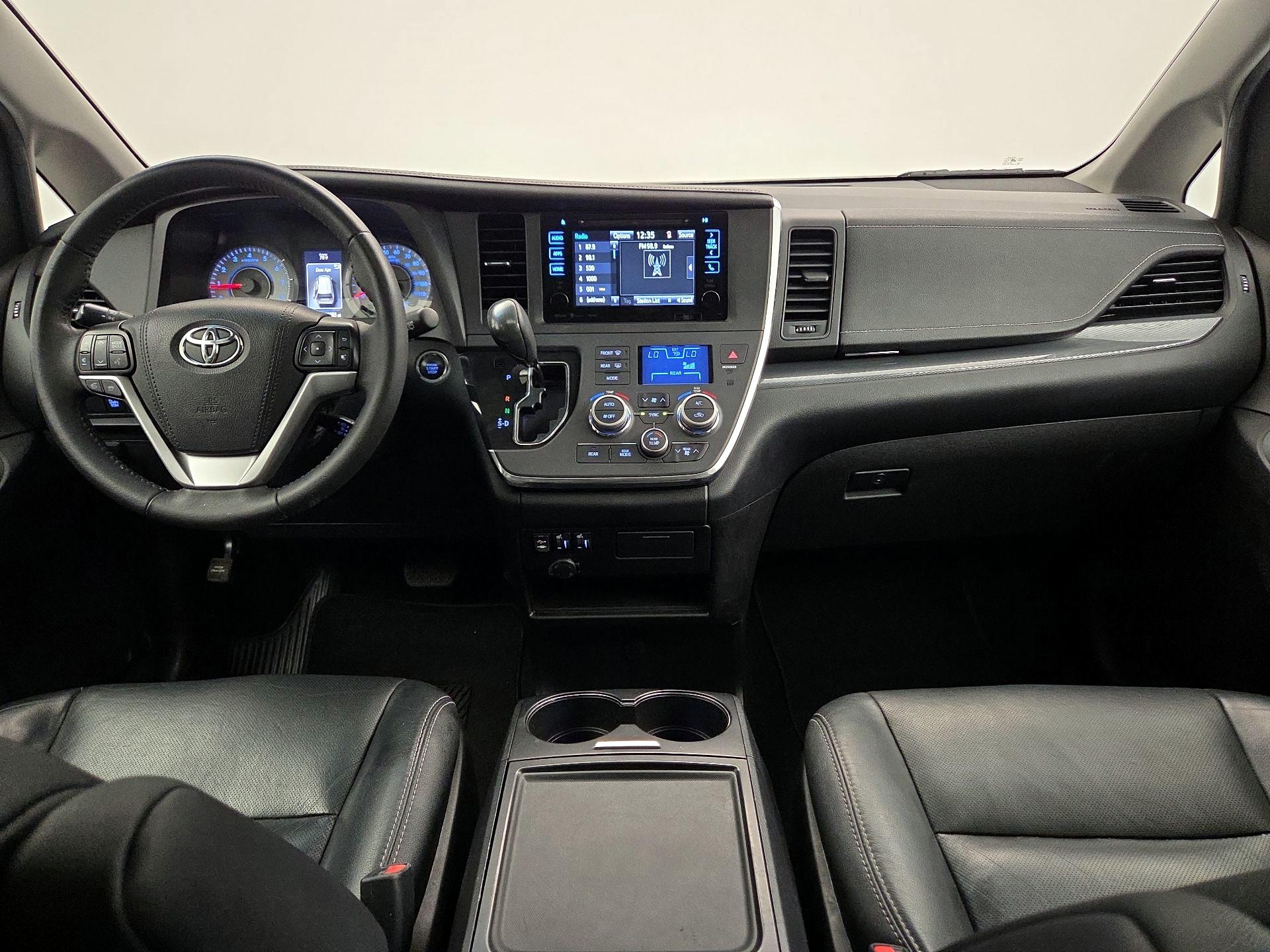 Thumbnail: 2017 Toyota Sienna - 9