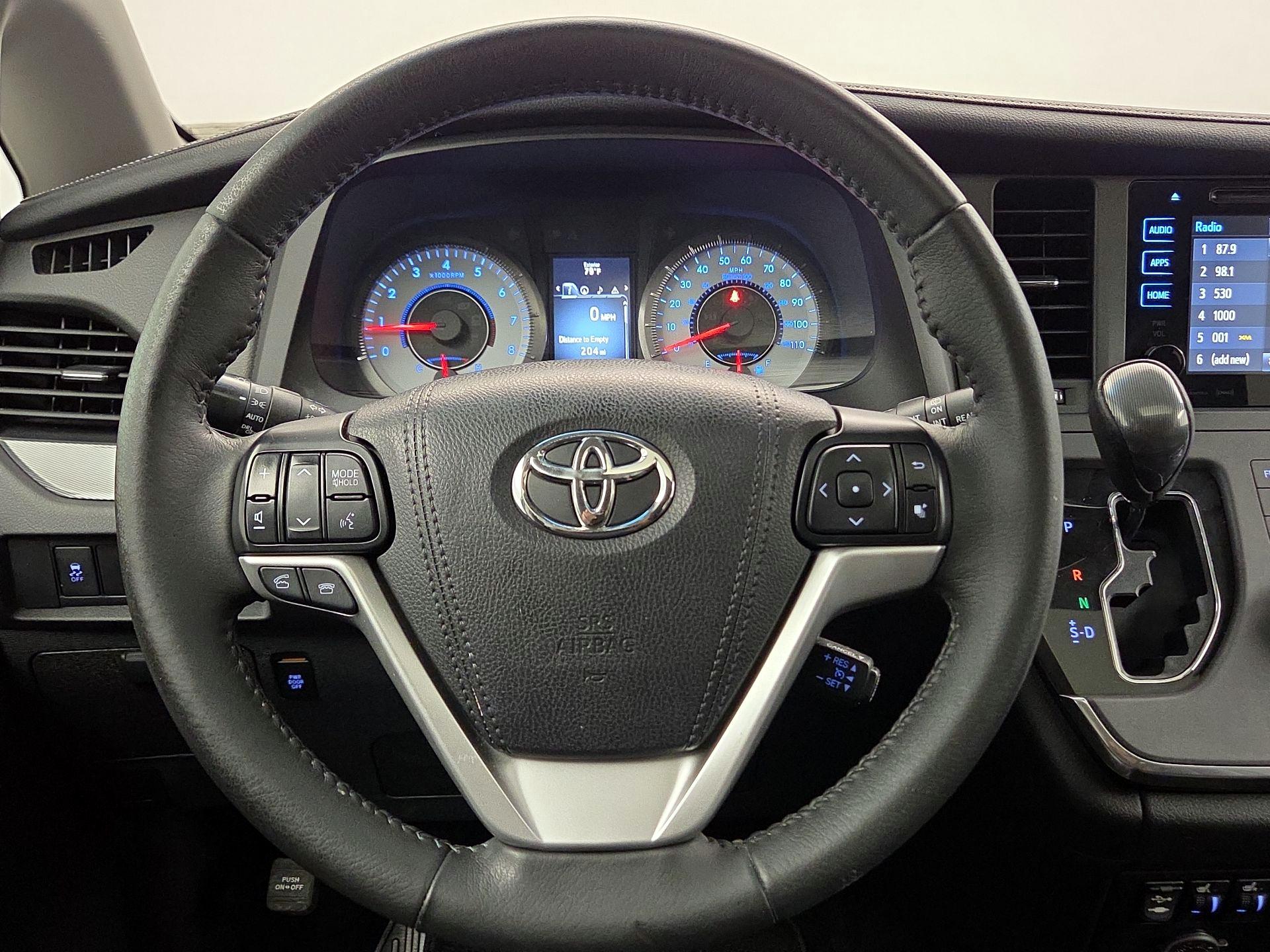 Thumbnail: 2017 Toyota Sienna - 10