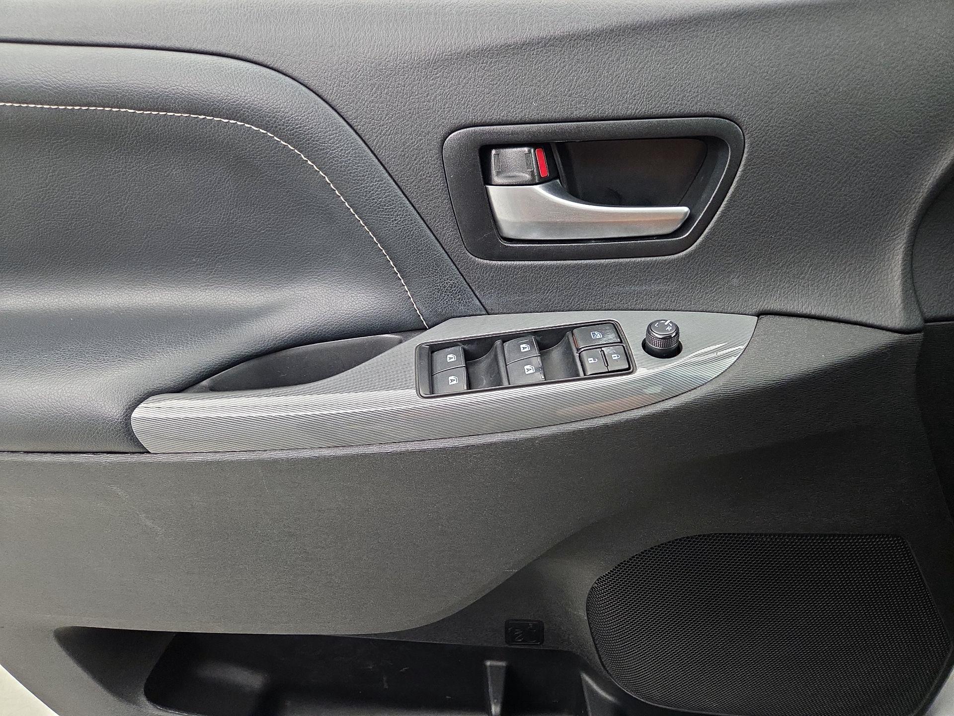 Thumbnail: 2017 Toyota Sienna - 12