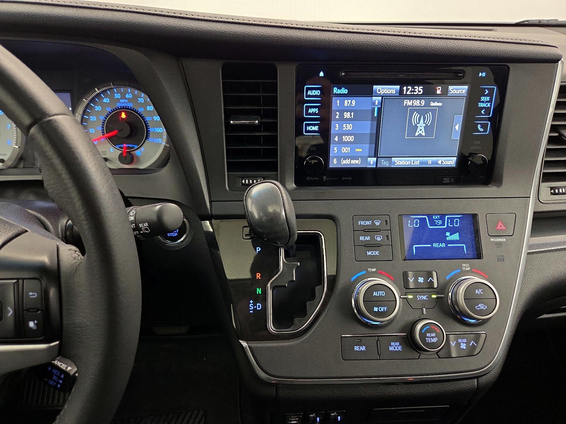 Thumbnail: 2017 Toyota Sienna - 17
