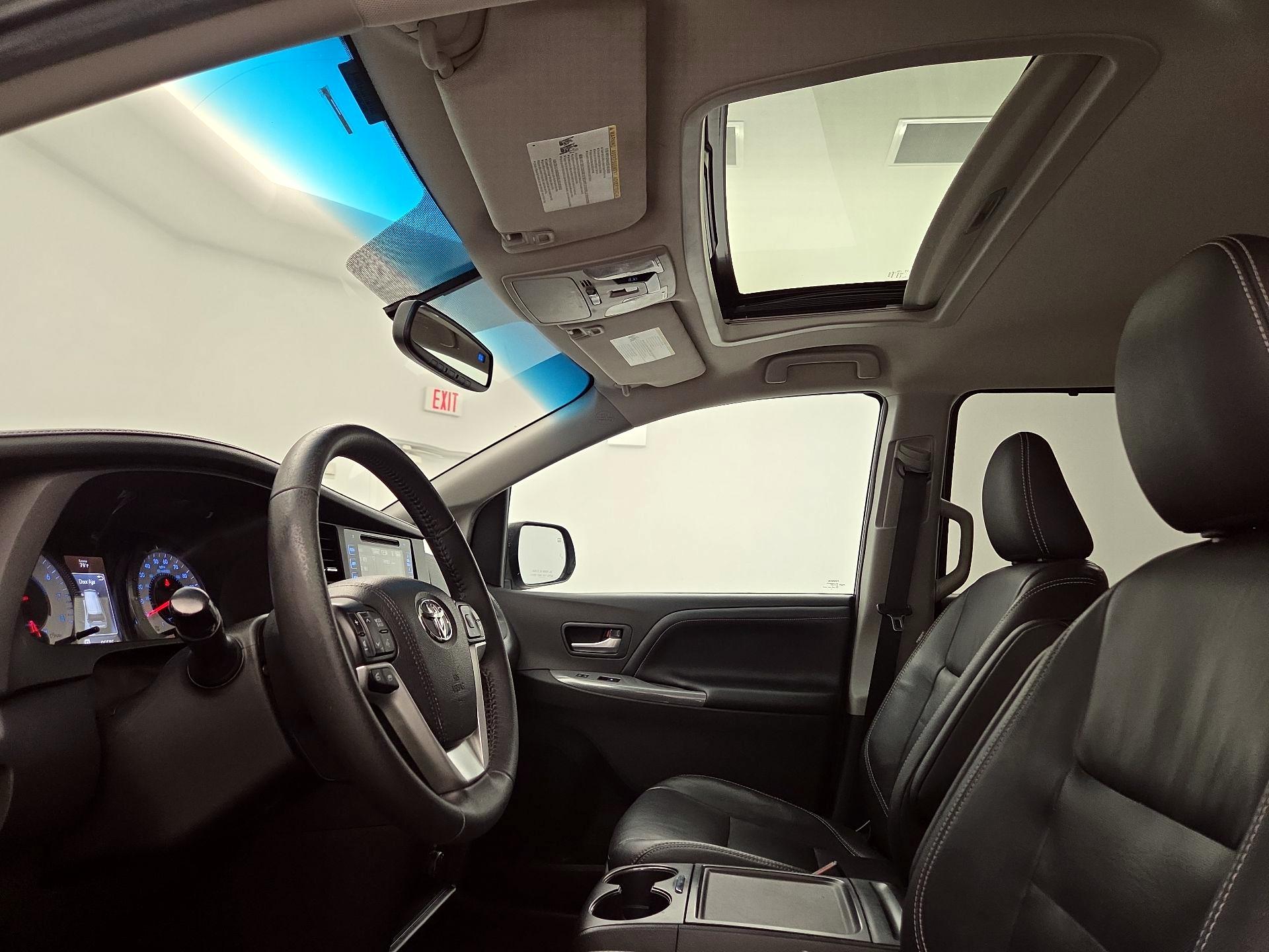 Thumbnail: 2017 Toyota Sienna - 19
