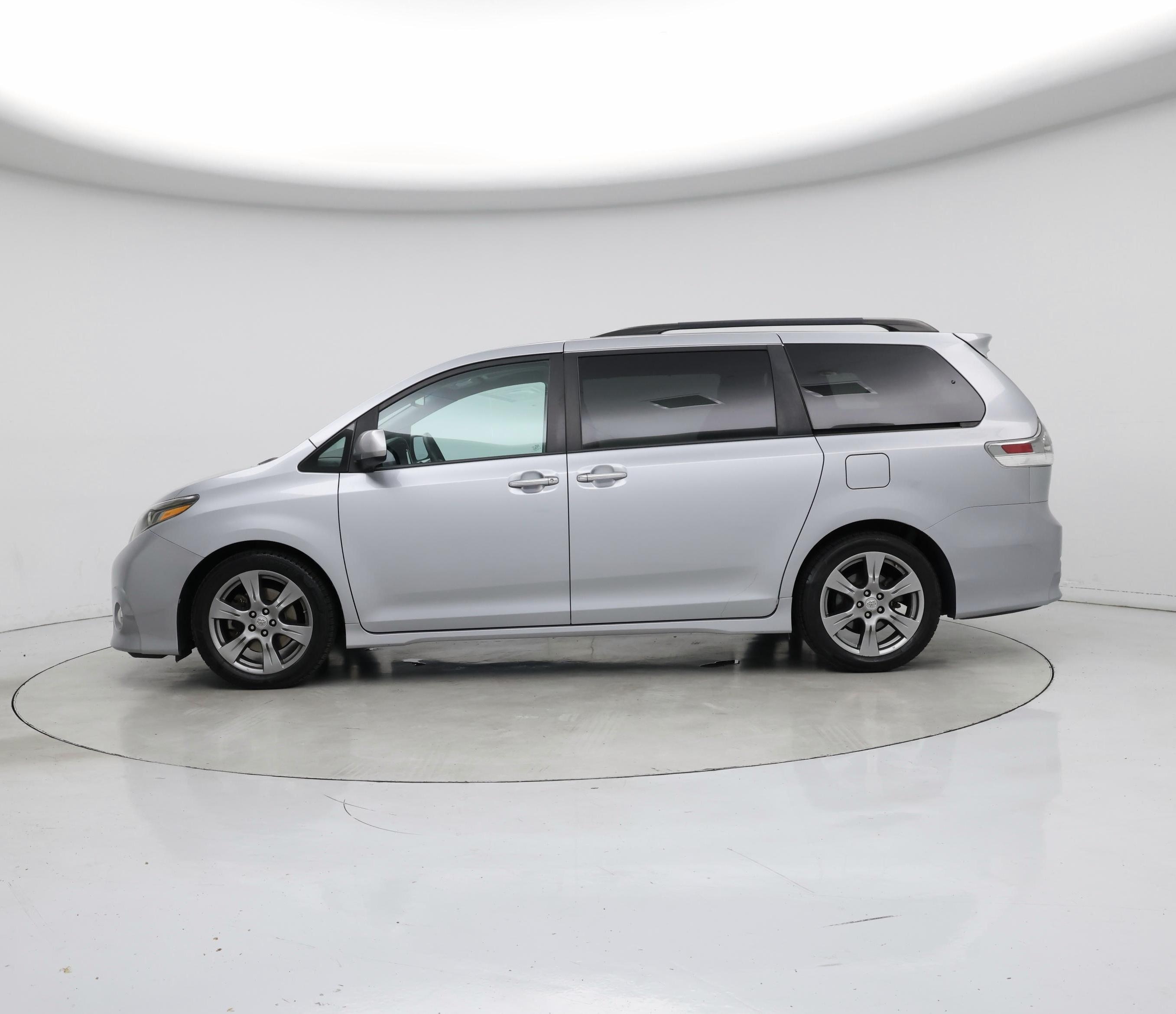 Thumbnail: 2017 Toyota Sienna - 3