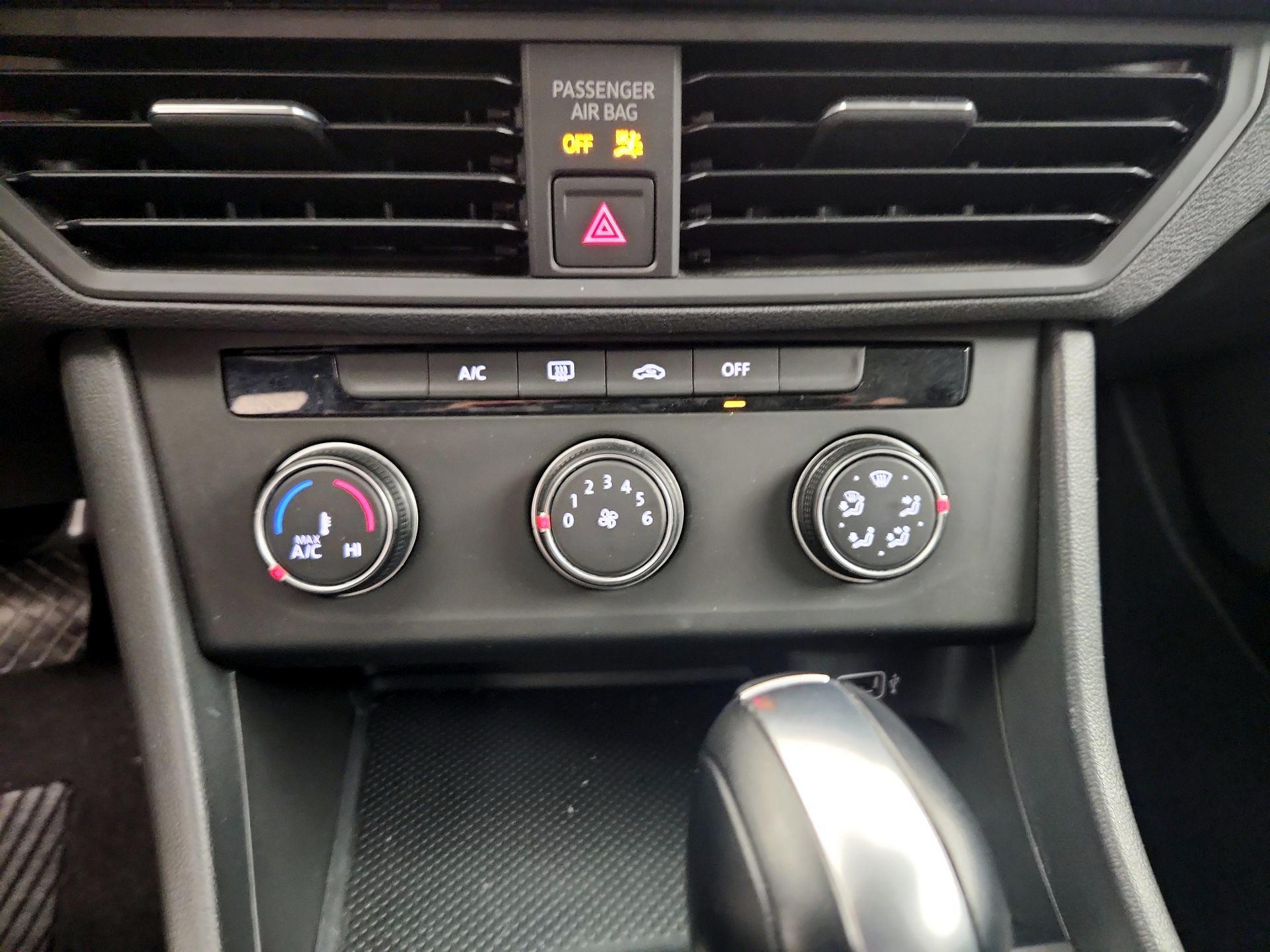 Thumbnail: 2019 Volkswagen Jetta - 16