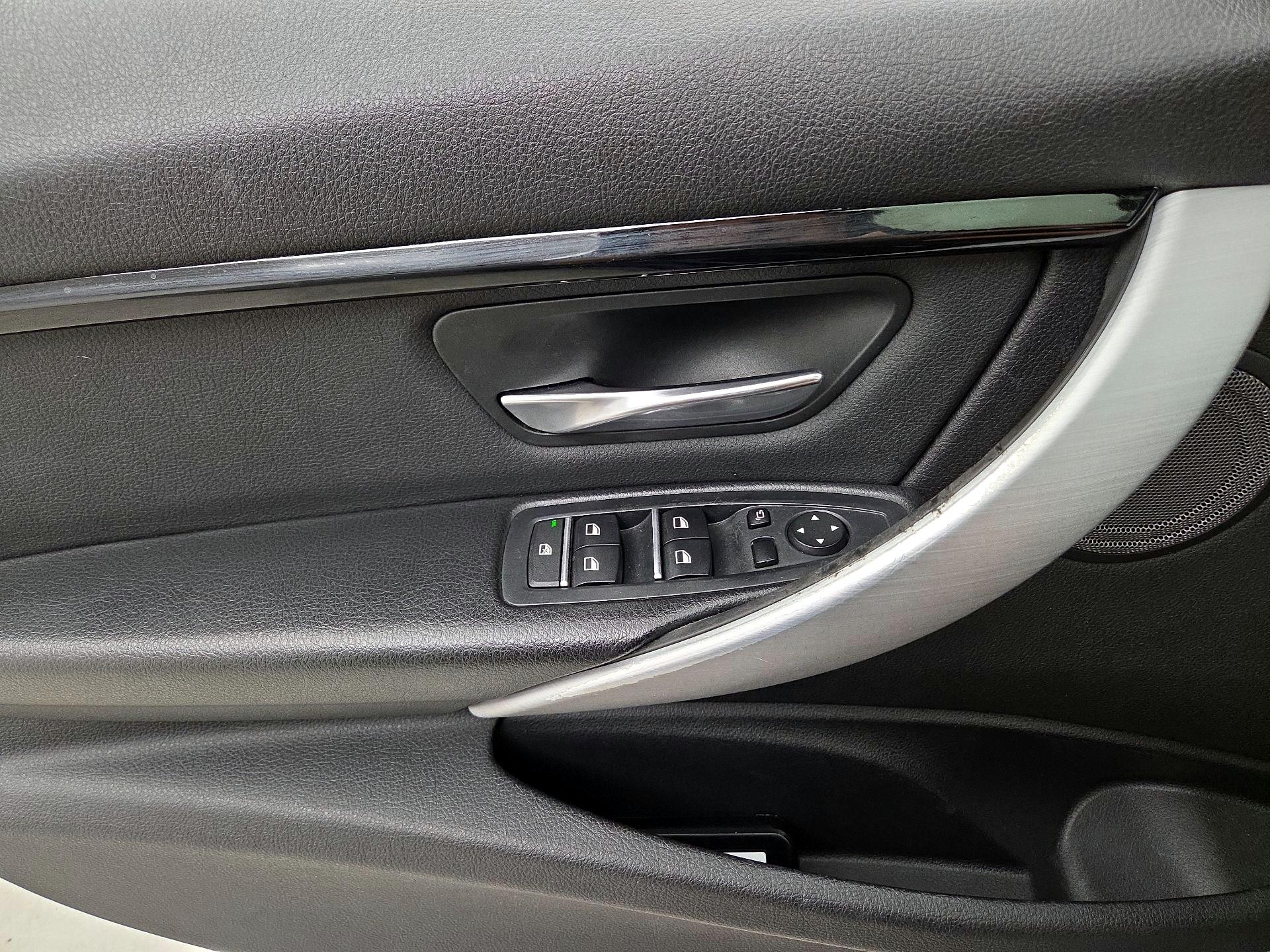 Thumbnail: 2016 BMW 3 Series - 12