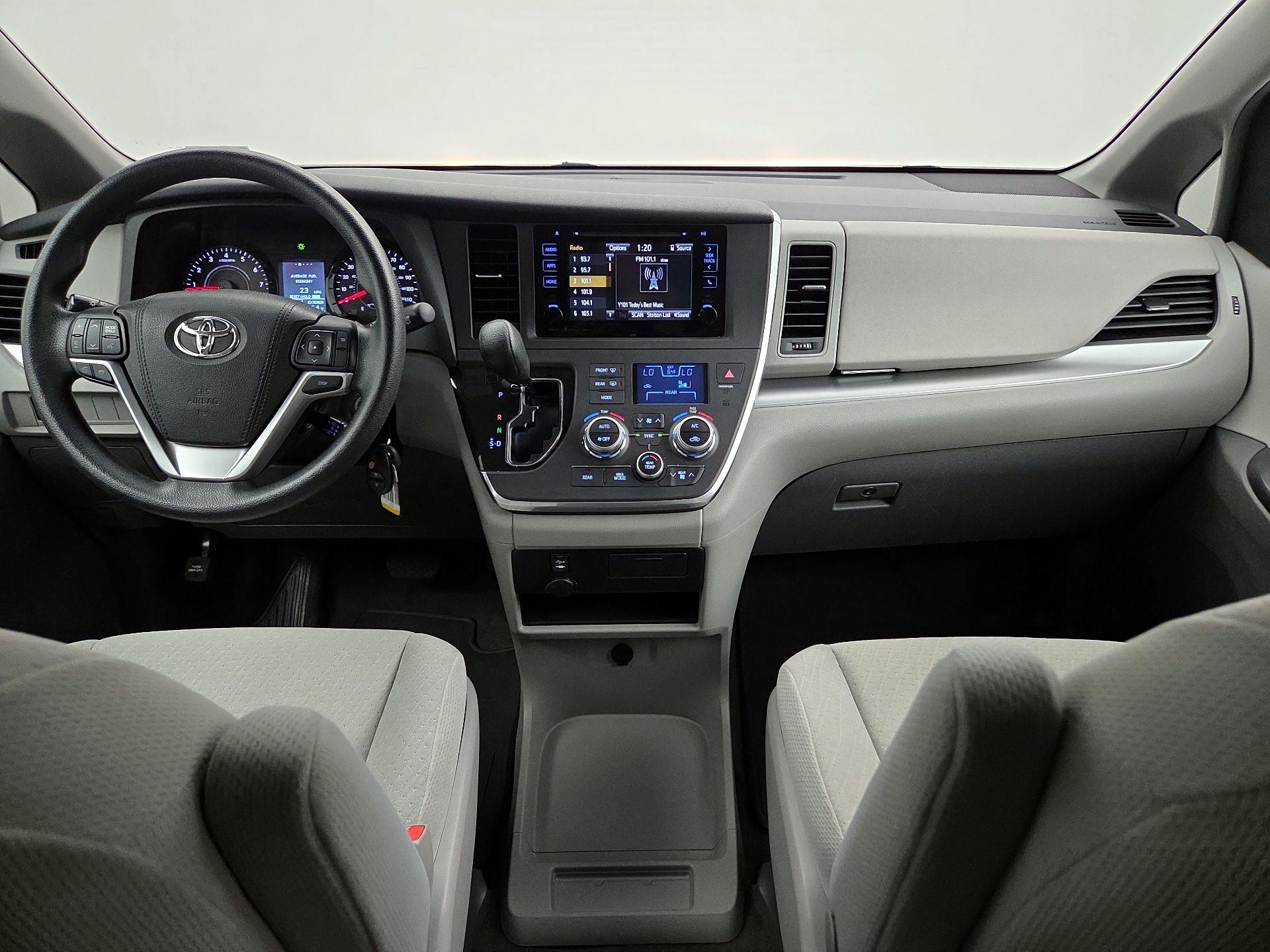 Thumbnail: 2016 Toyota Sienna - 9