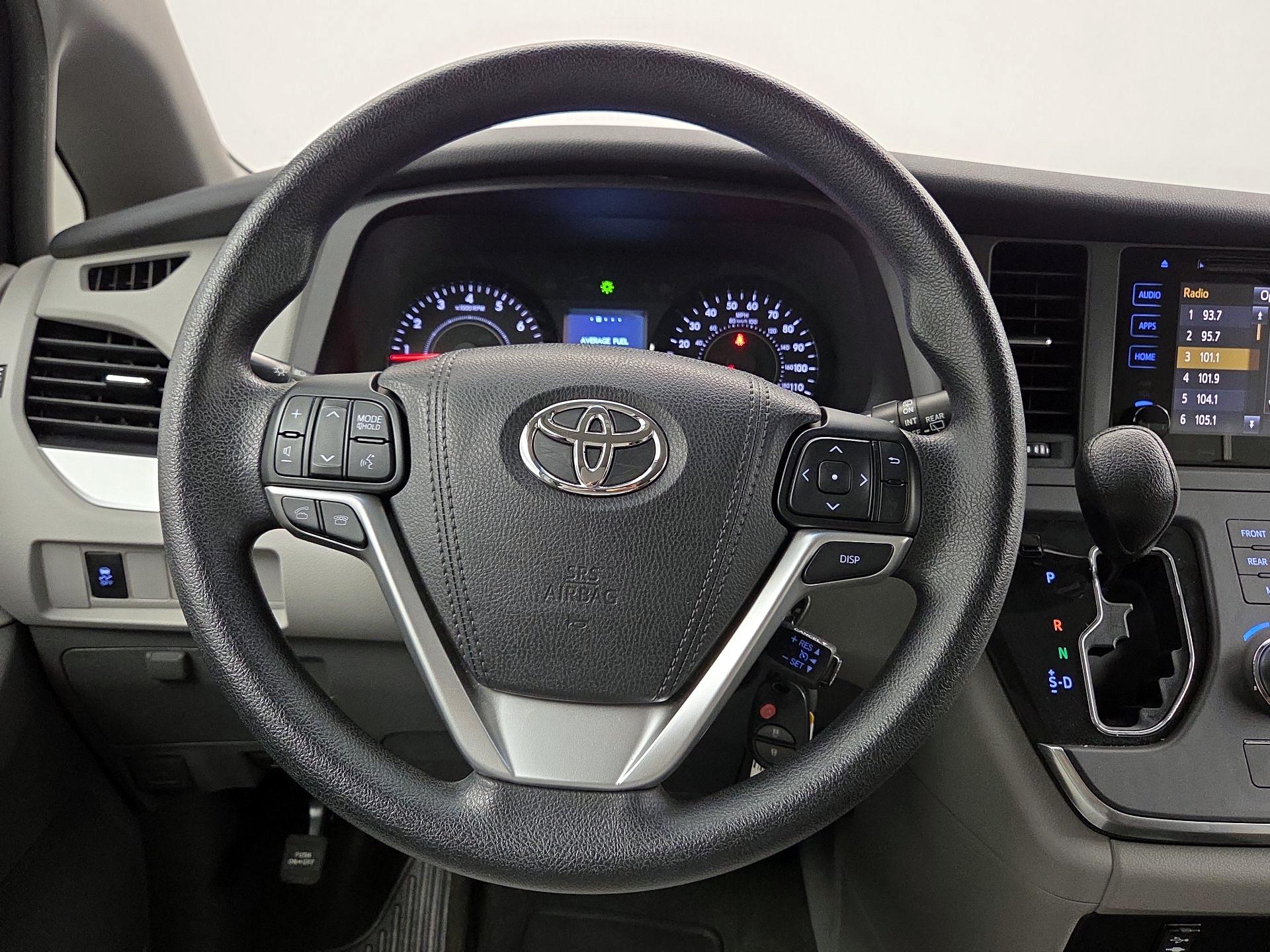 Thumbnail: 2016 Toyota Sienna - 10