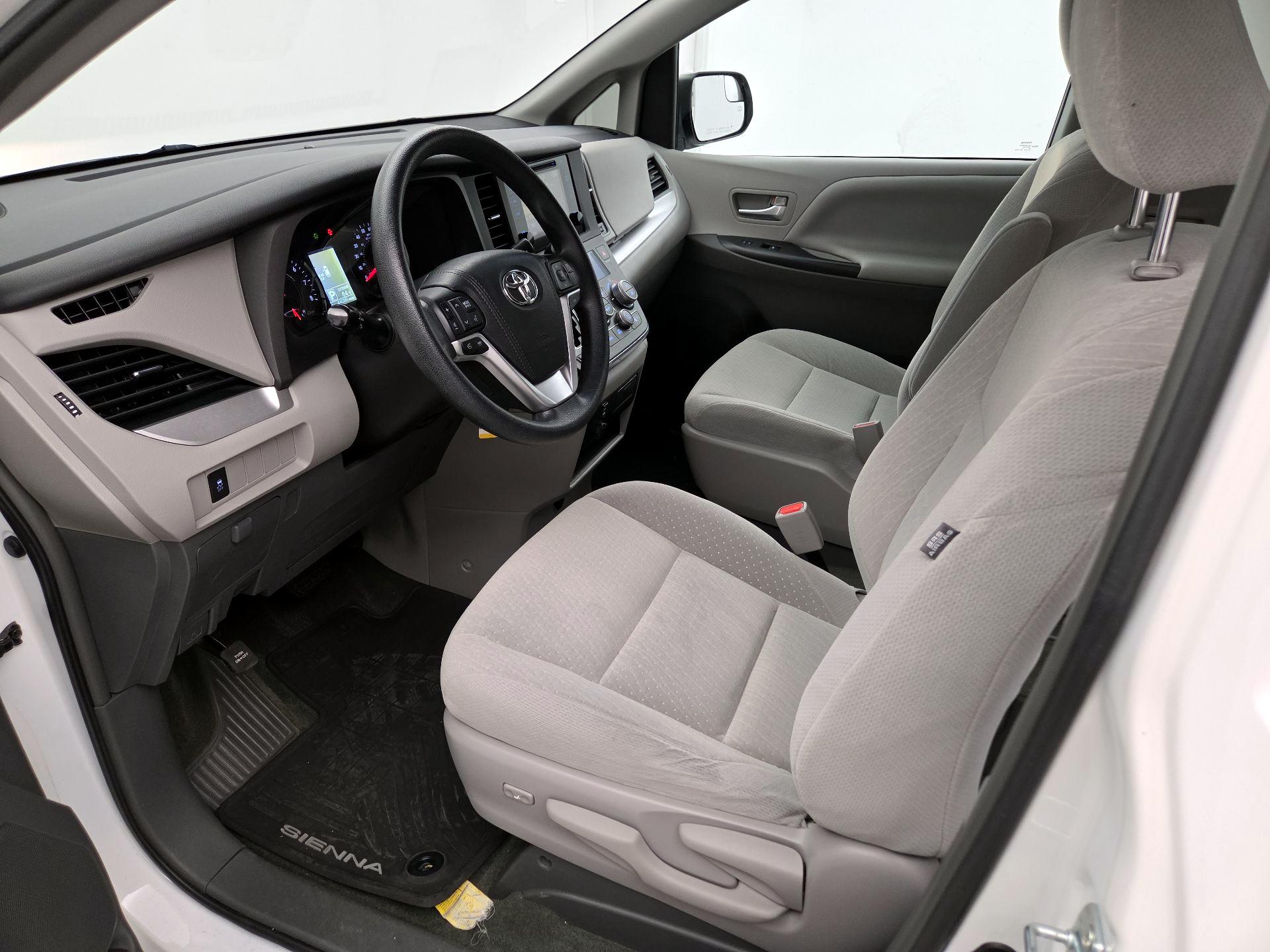 Thumbnail: 2016 Toyota Sienna - 11