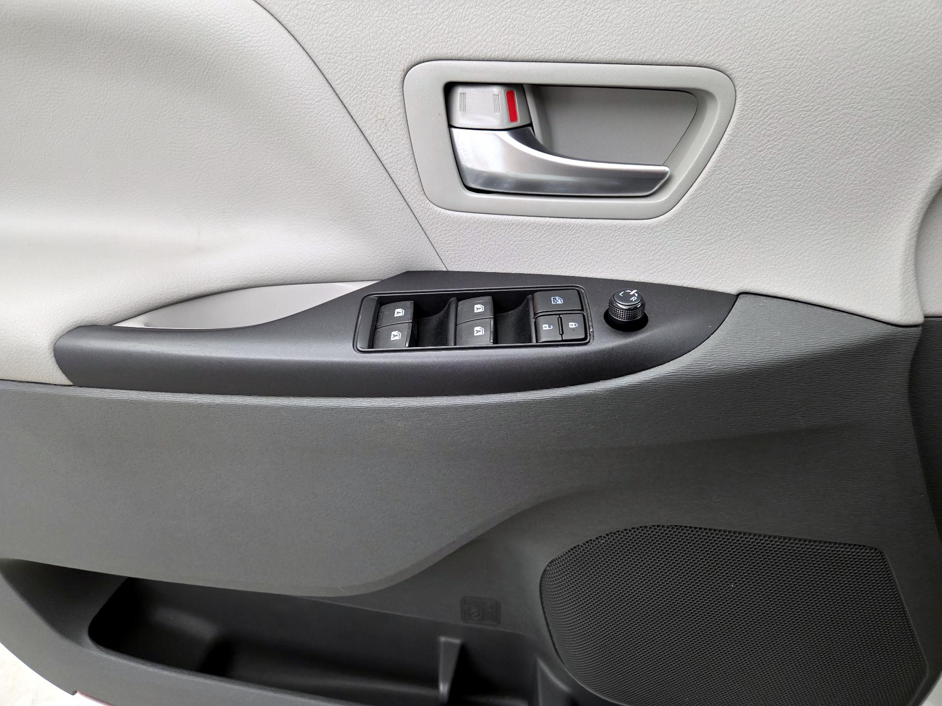 Thumbnail: 2016 Toyota Sienna - 12
