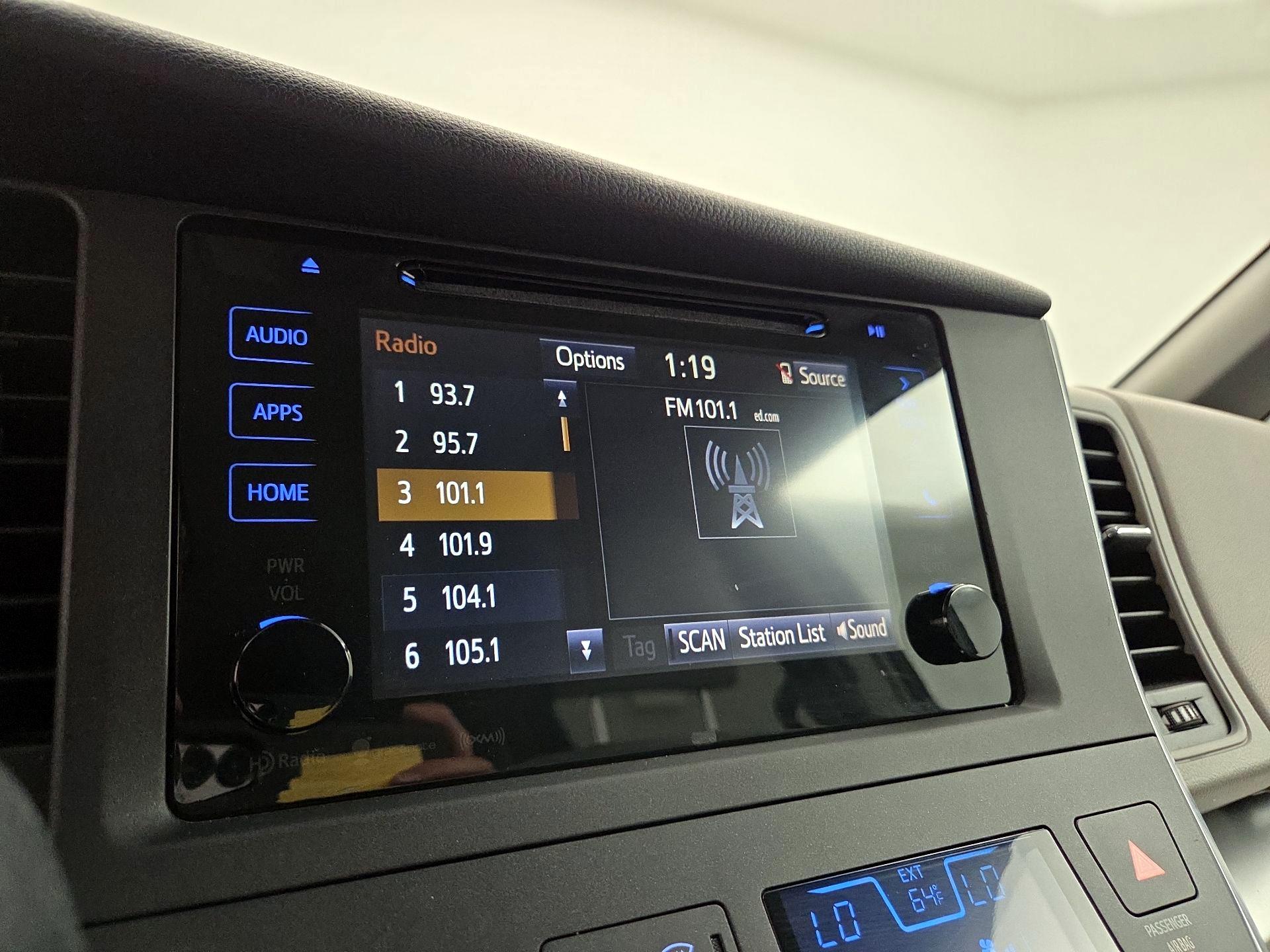 Thumbnail: 2016 Toyota Sienna - 15