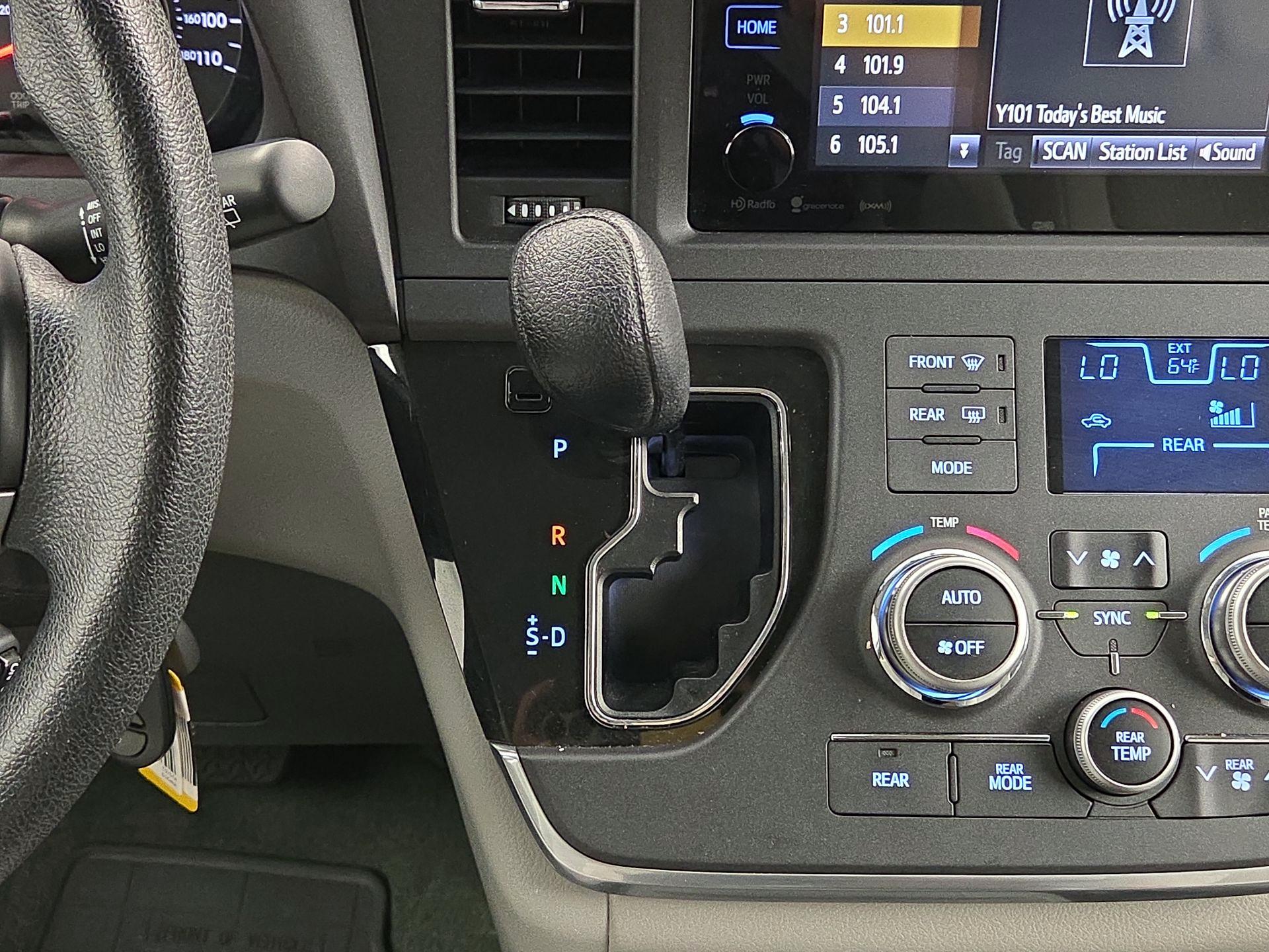 Thumbnail: 2016 Toyota Sienna - 17