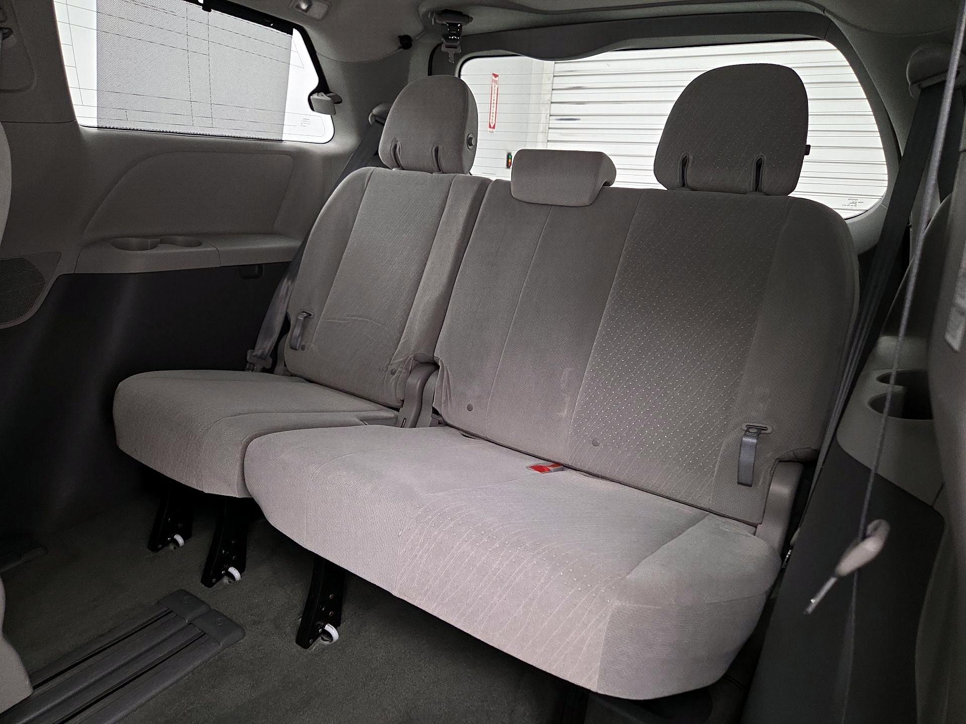 Thumbnail: 2016 Toyota Sienna - 20