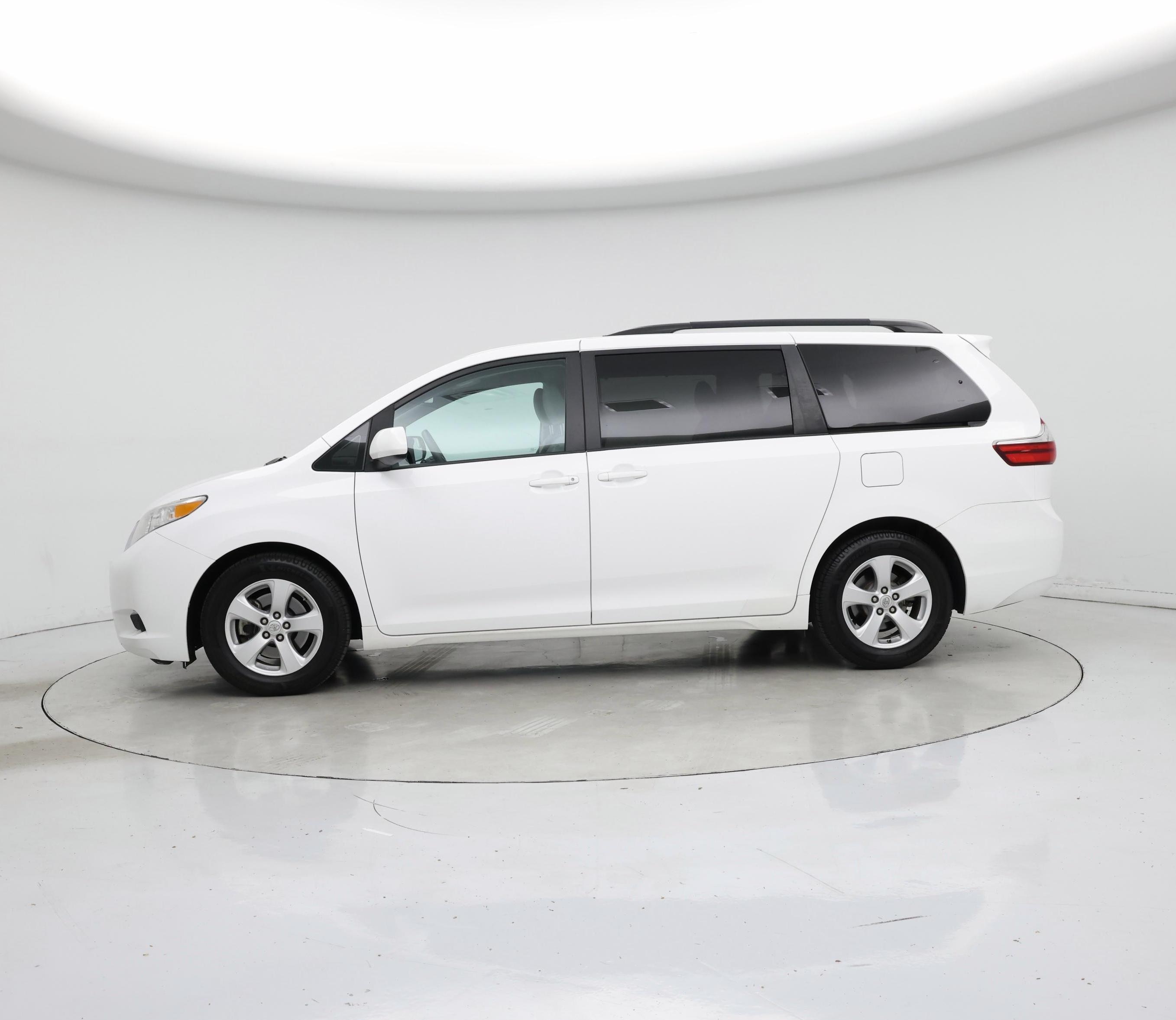 Thumbnail: 2016 Toyota Sienna - 3