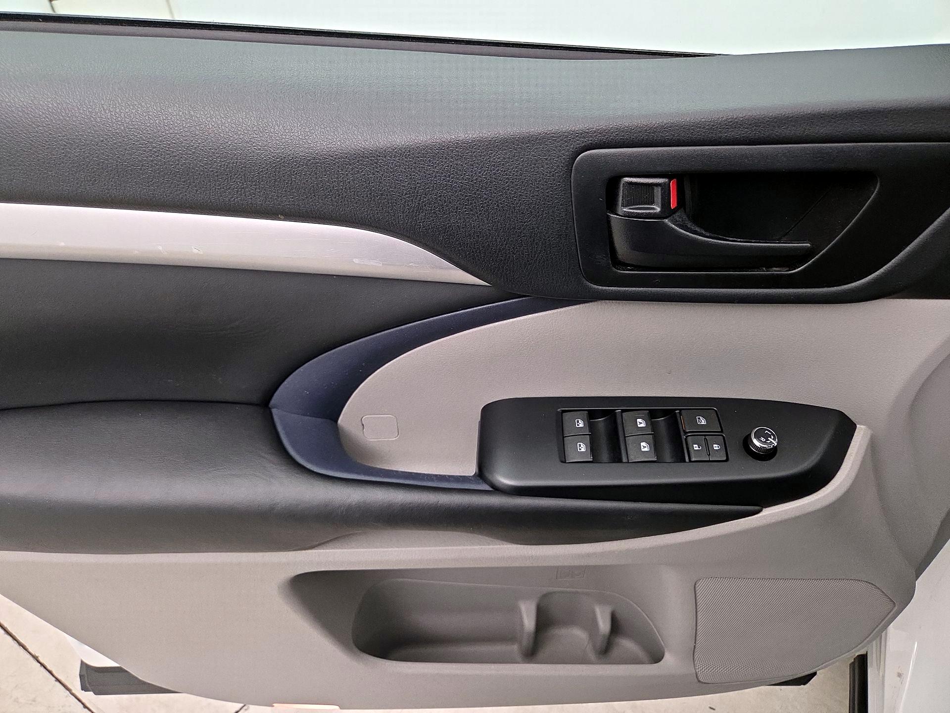 Thumbnail: 2019 Toyota Highlander - 12