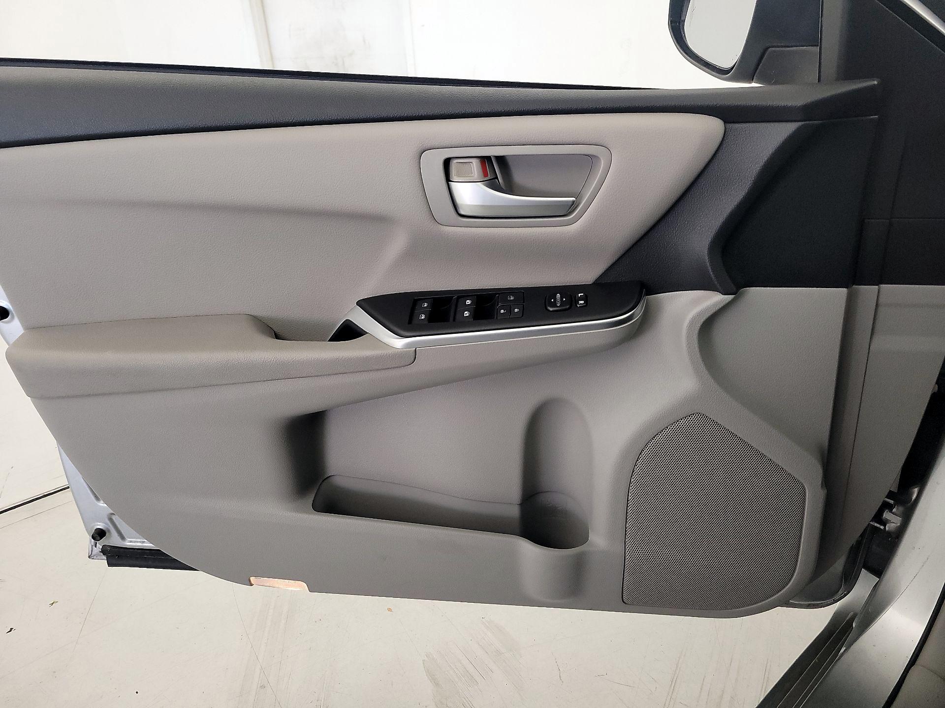 Thumbnail: 2015 Toyota Camry - 12