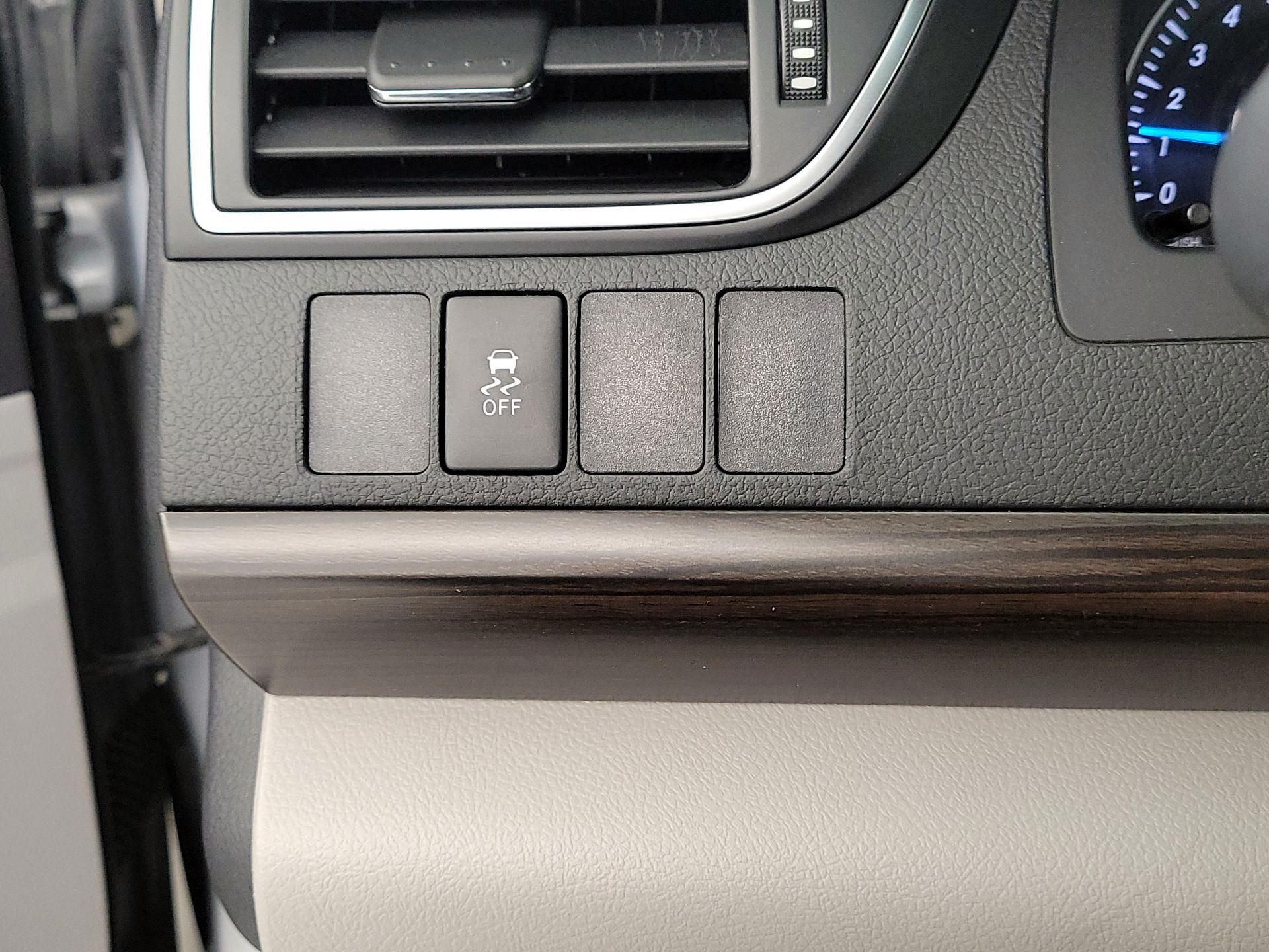 Thumbnail: 2015 Toyota Camry - 13