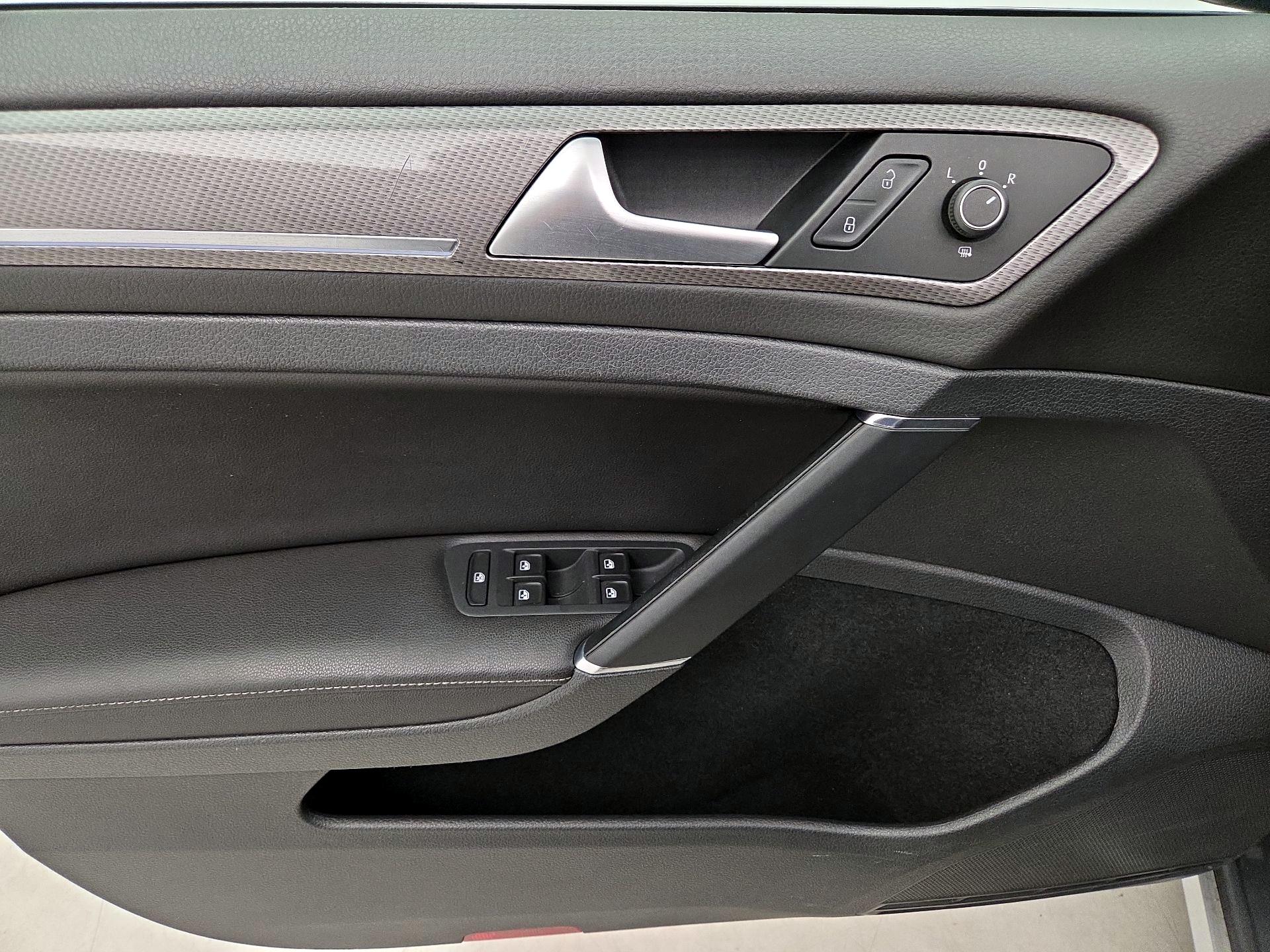 Thumbnail: 2017 Volkswagen Golf - 12