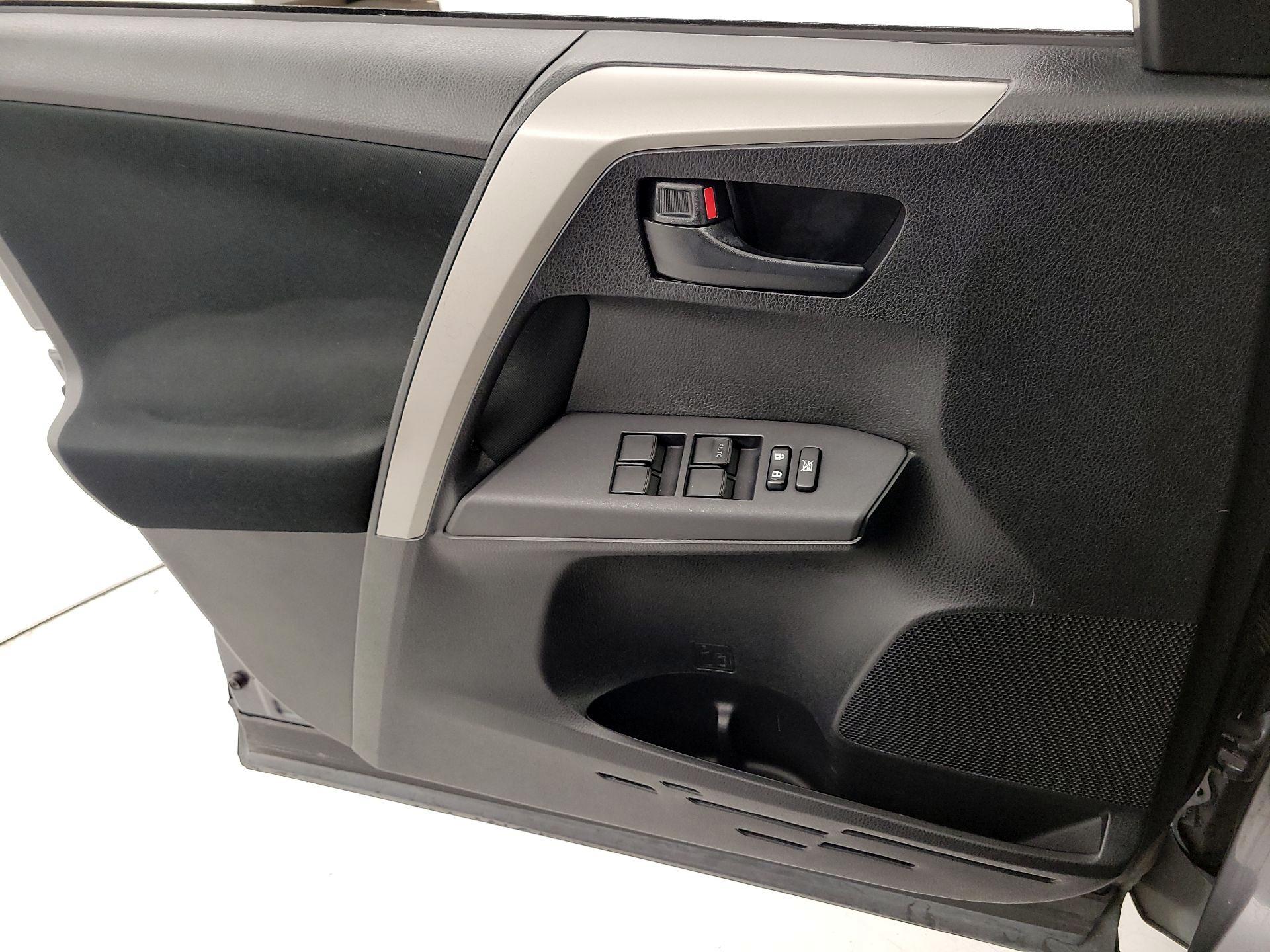 Thumbnail: 2016 Toyota RAV4 - 12