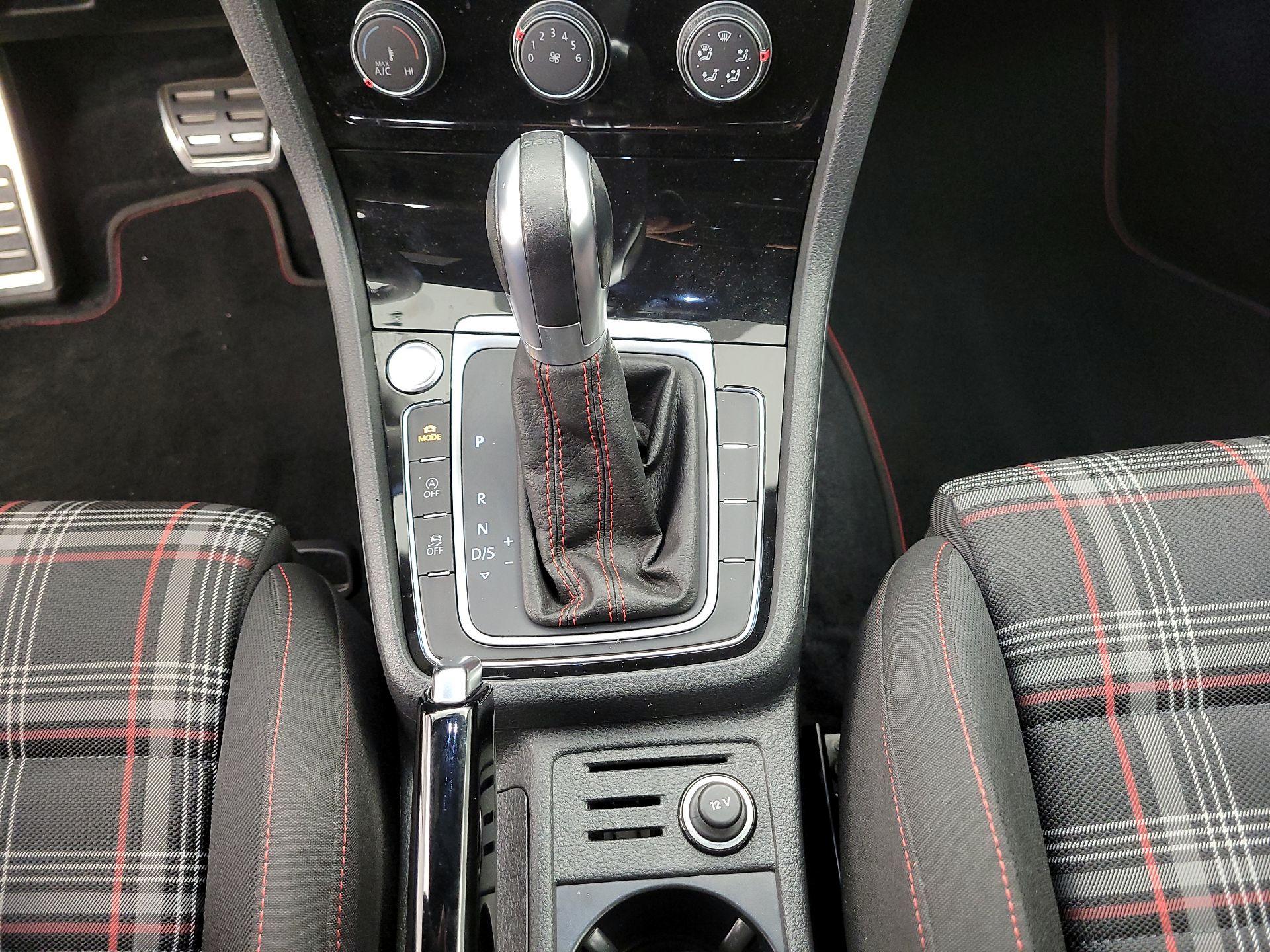 Thumbnail: 2019 Volkswagen Golf - 17