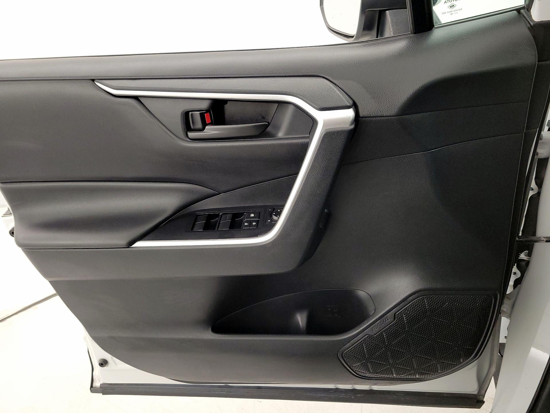 Thumbnail: 2019 Toyota RAV4 - 12