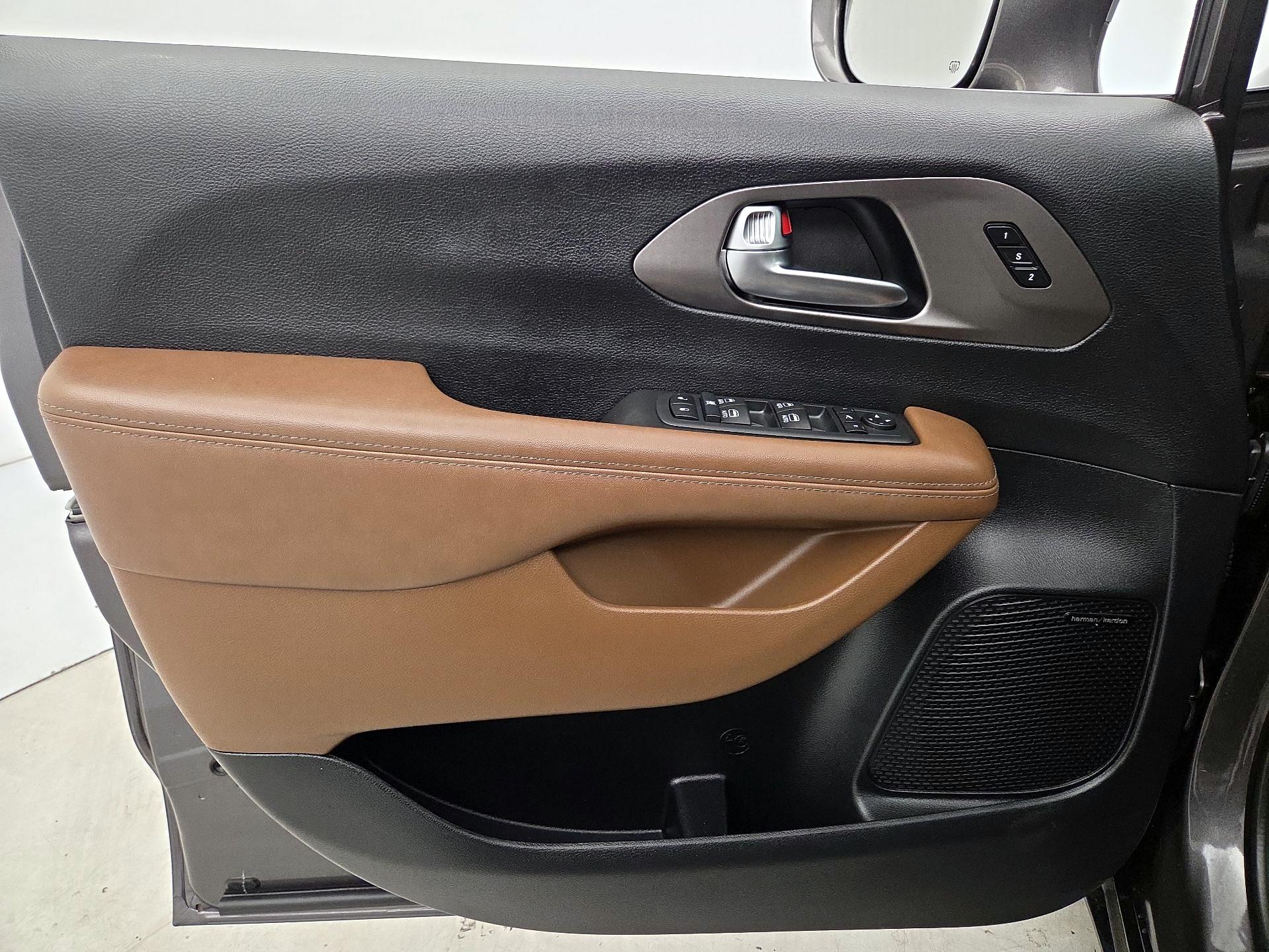 Thumbnail: 2020 Chrysler Pacifica - 12