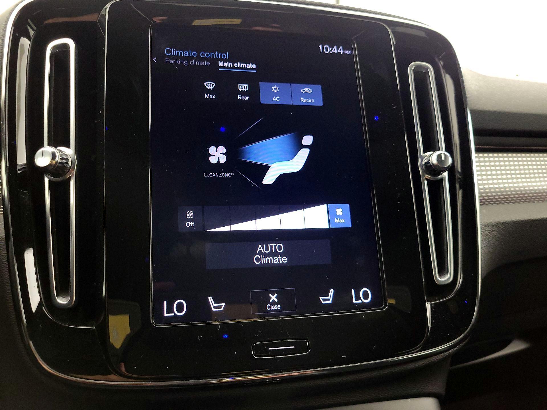 Thumbnail: 2022 Volvo XC40 - 17
